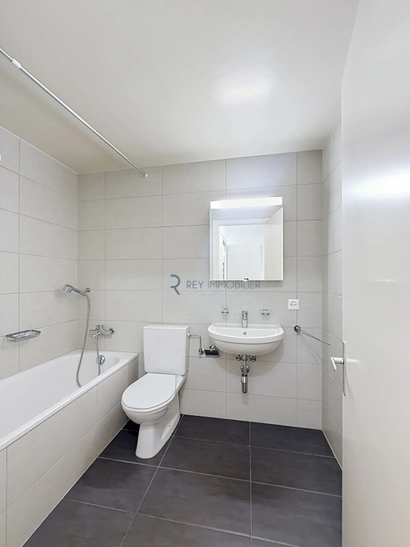 Exclusive! Crossing apartment with terrace - Photo 6 of 6