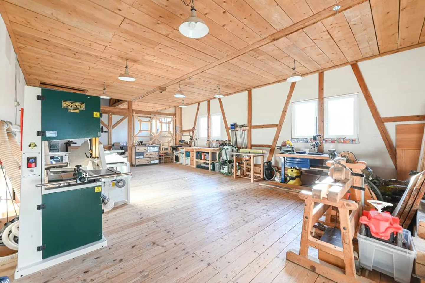 Vie spacieuse et bien entretenue avec histoire et potentiel - Photo 4 sur 7