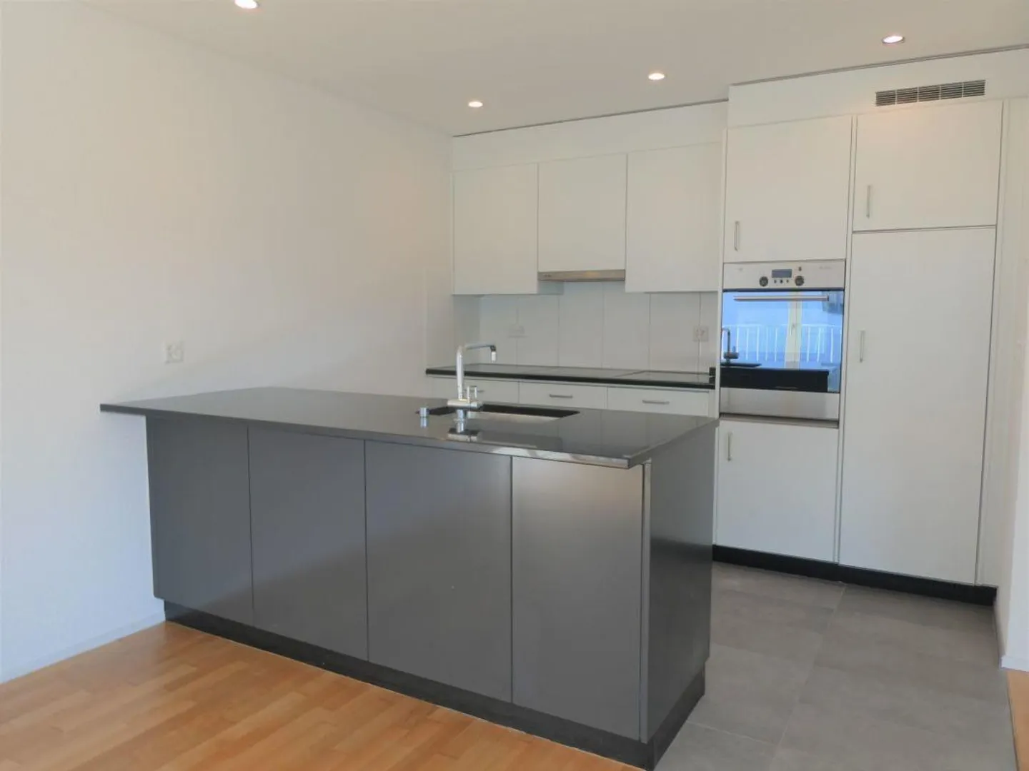 Appartement spacieux avec commodités modernes - Photo 3 sur 12