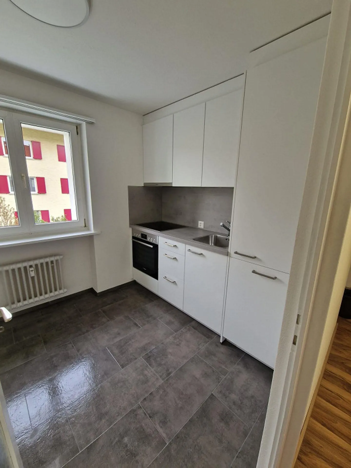 Appartement 3.5 pièces fraîchement rénové dans un emplacement idéal - Photo 2 sur 5