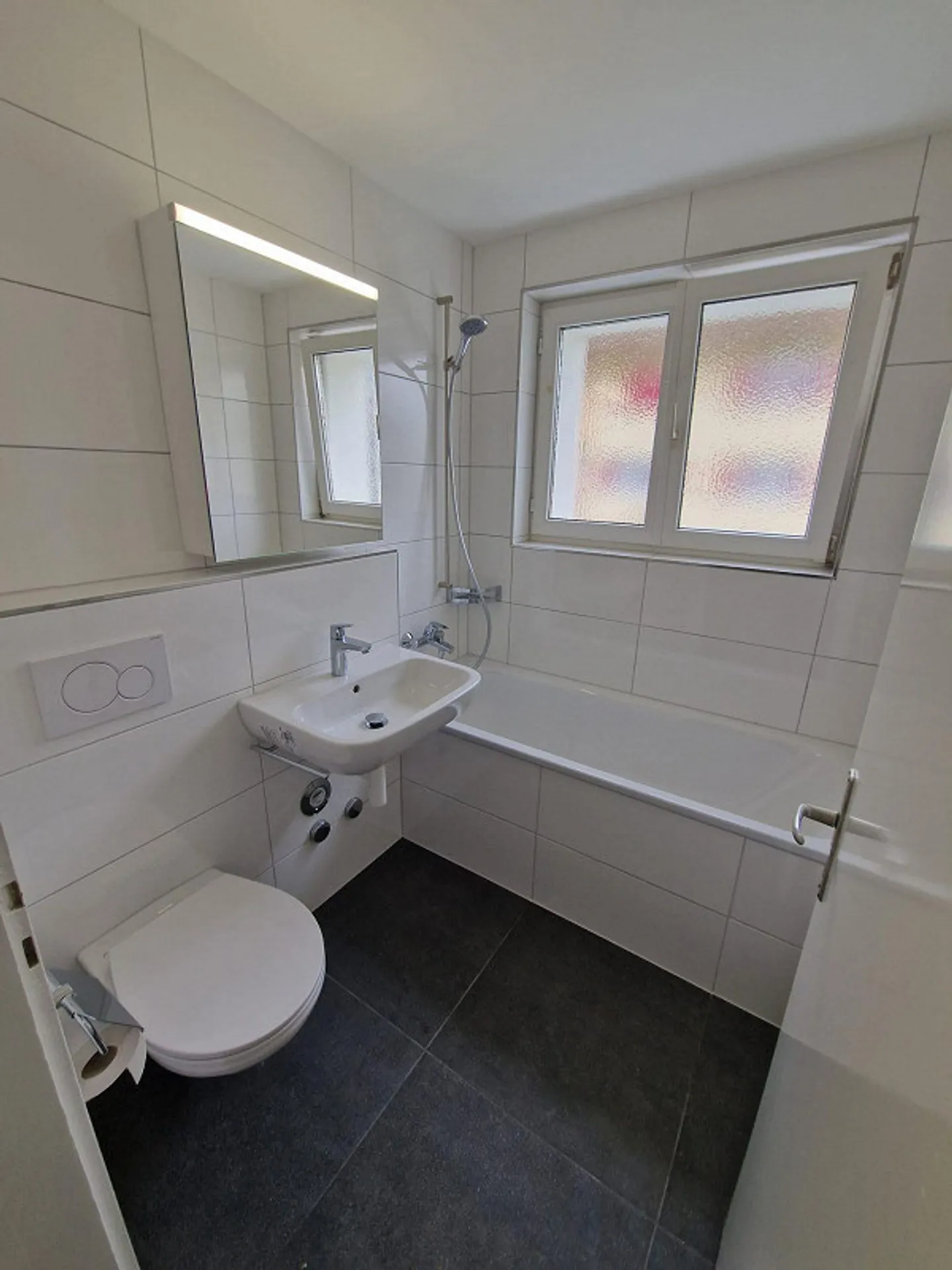 Appartement 3.5 pièces fraîchement rénové dans un emplacement idéal - Photo 3 sur 5