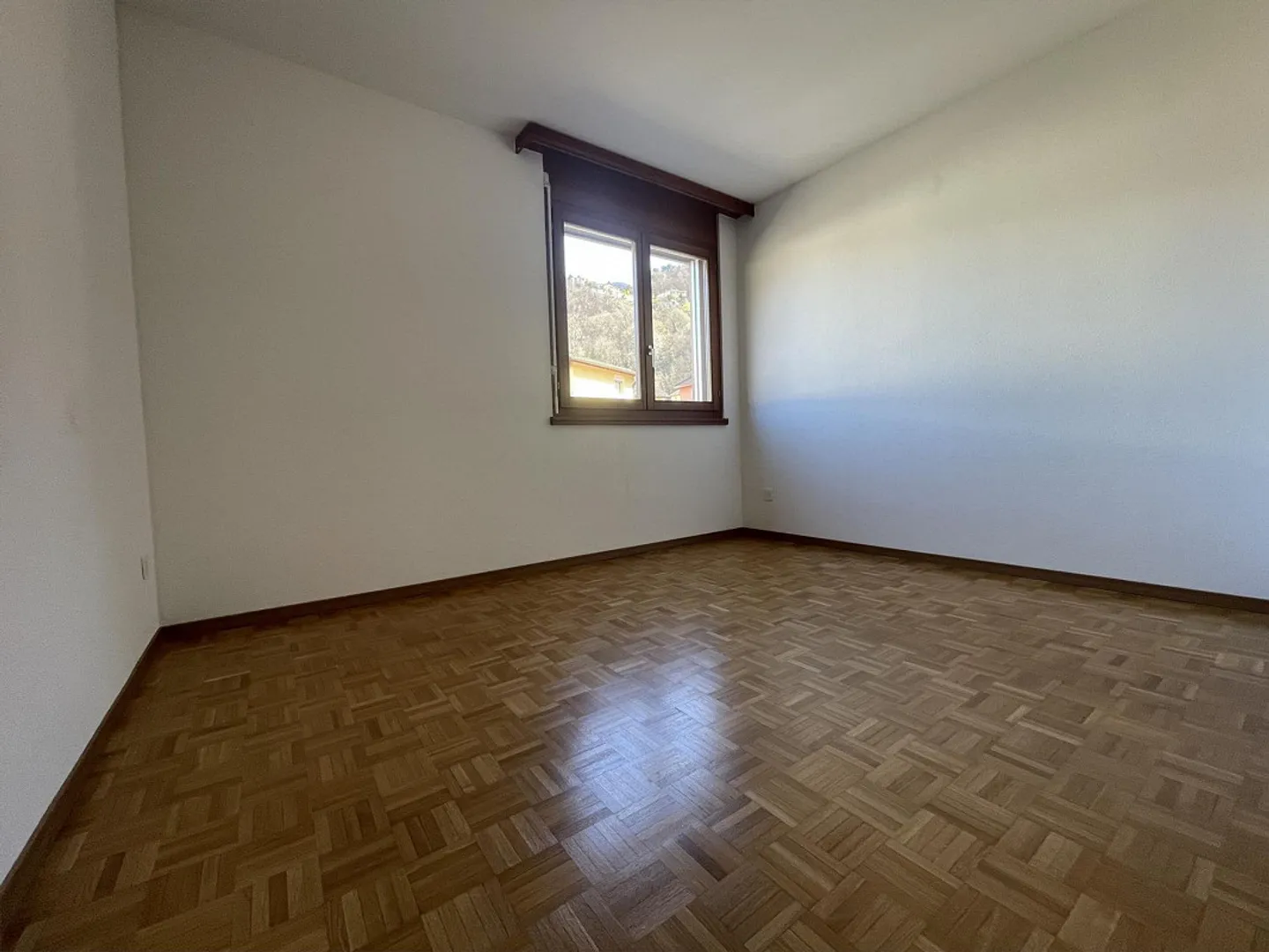 Ampio appartamento di 2,5 locali con giardino ristrutturato - Foto 8 di 13