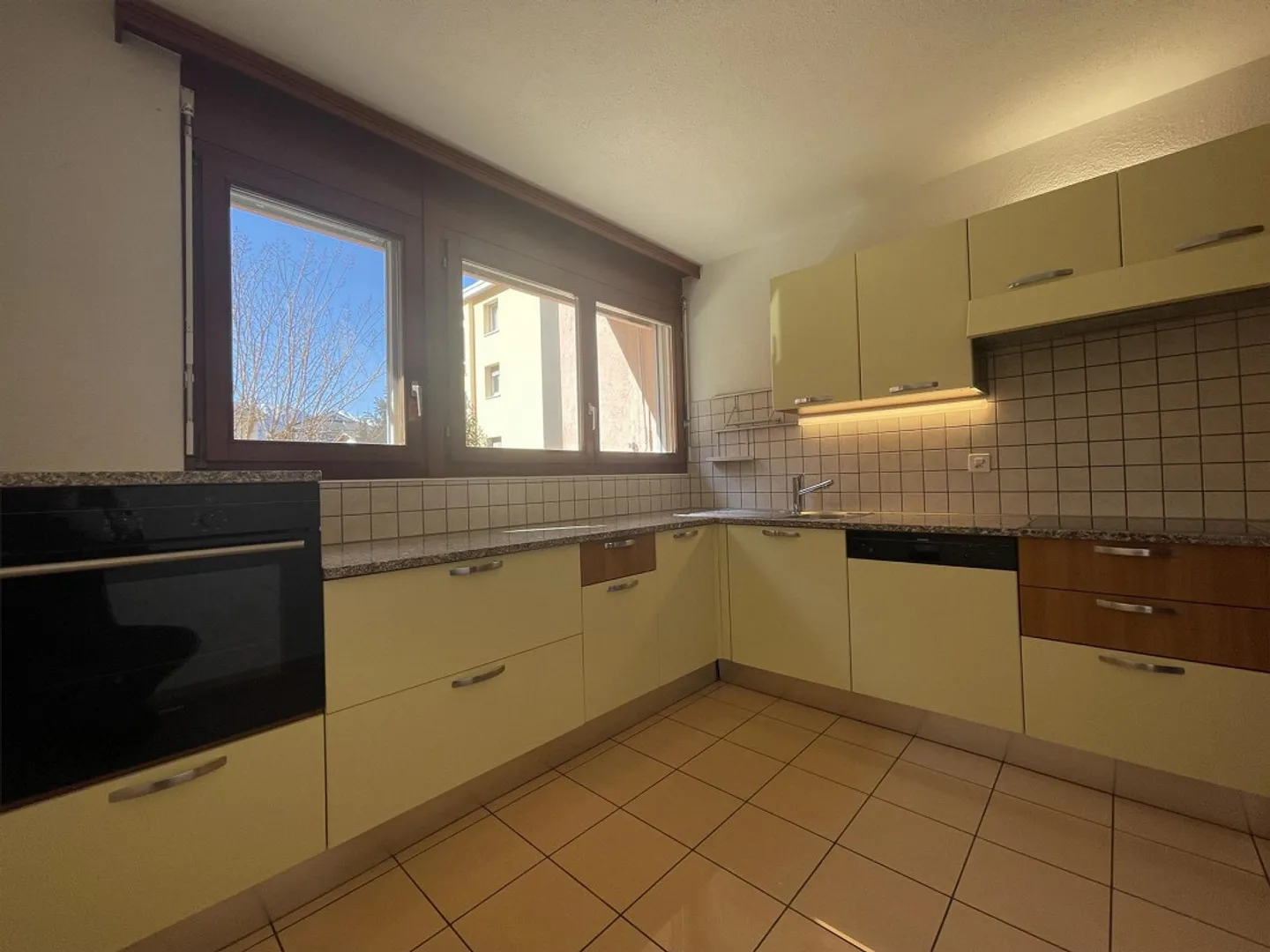 Ampio appartamento di 2,5 locali con giardino ristrutturato - Foto 4 di 13