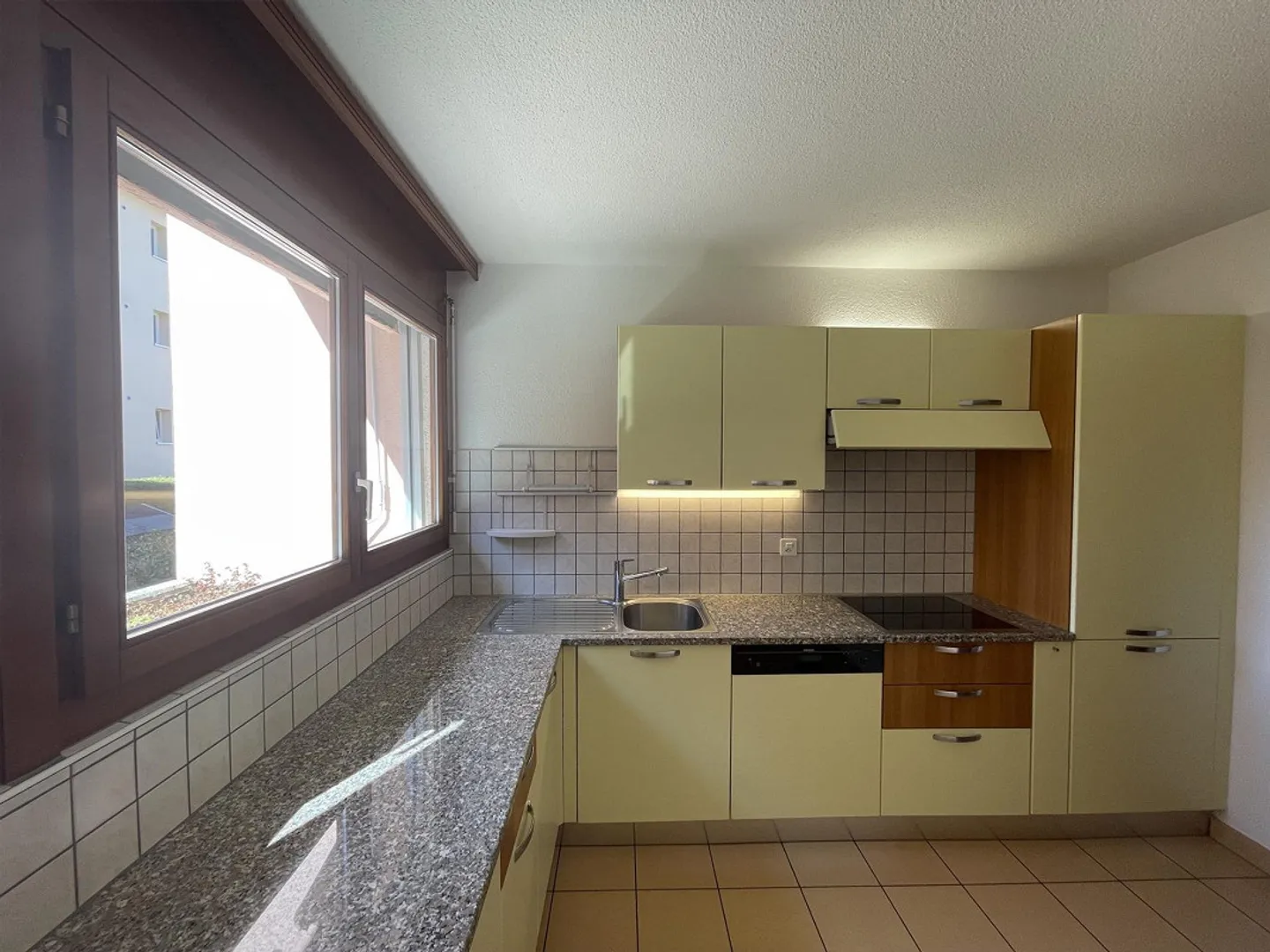 Ampio appartamento di 2,5 locali con giardino ristrutturato - Foto 5 di 13