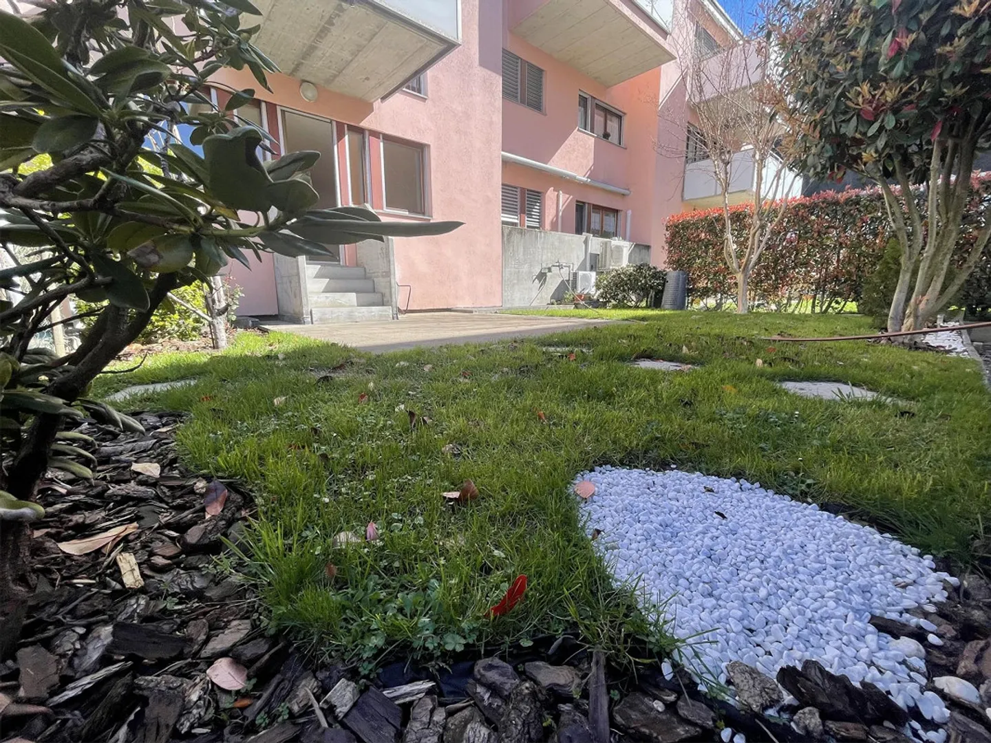 Ampio appartamento di 2,5 locali con giardino ristrutturato - Foto 12 di 13