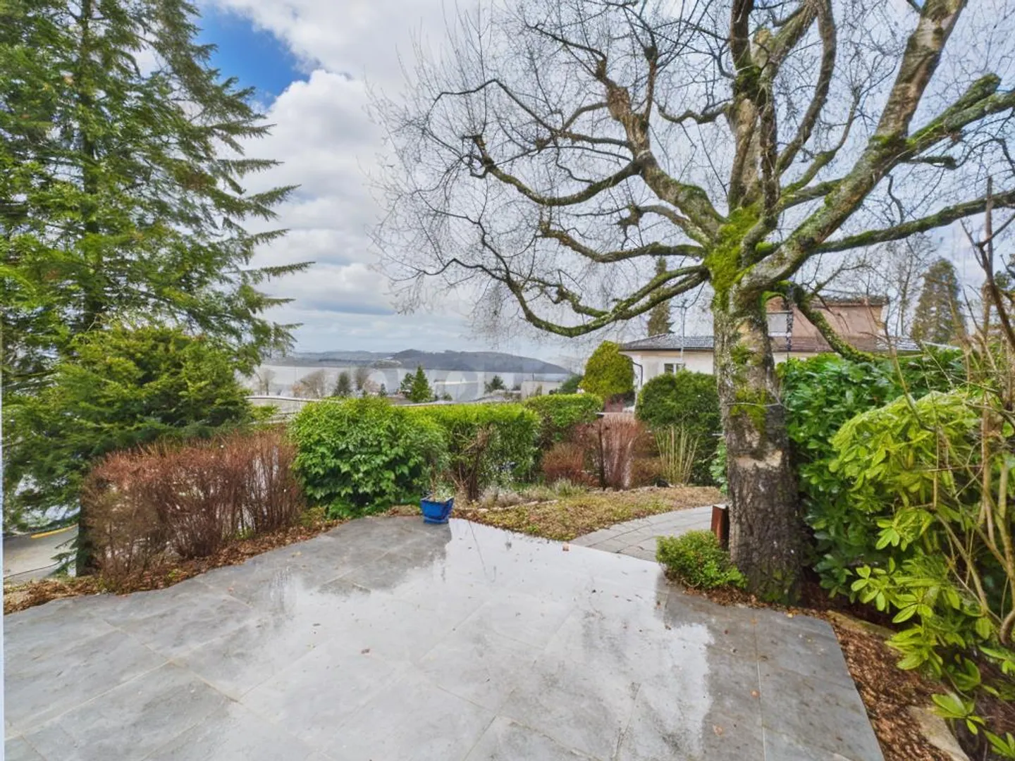 Moderna casa a schiera ristrutturata con giardino a La Neuveville - Foto 13 di 14