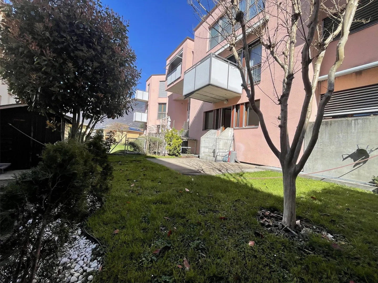 Ampio appartamento di 2,5 locali con giardino ristrutturato - Foto 13 di 13