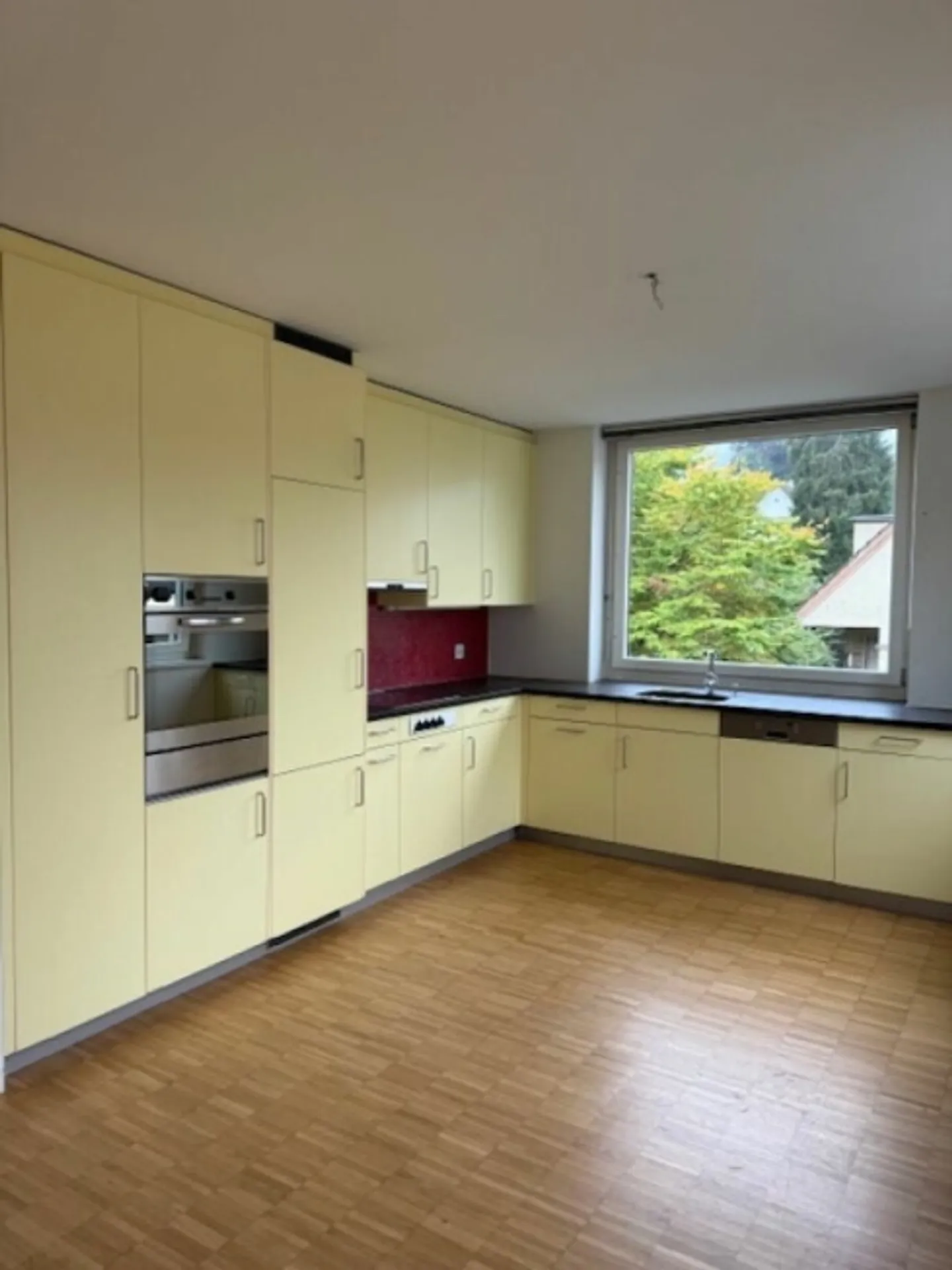 Appartement 4,5 pièces dans une rue résidentielle calme (limité à 1 an avec option de prolongation) - Photo 2 sur 8