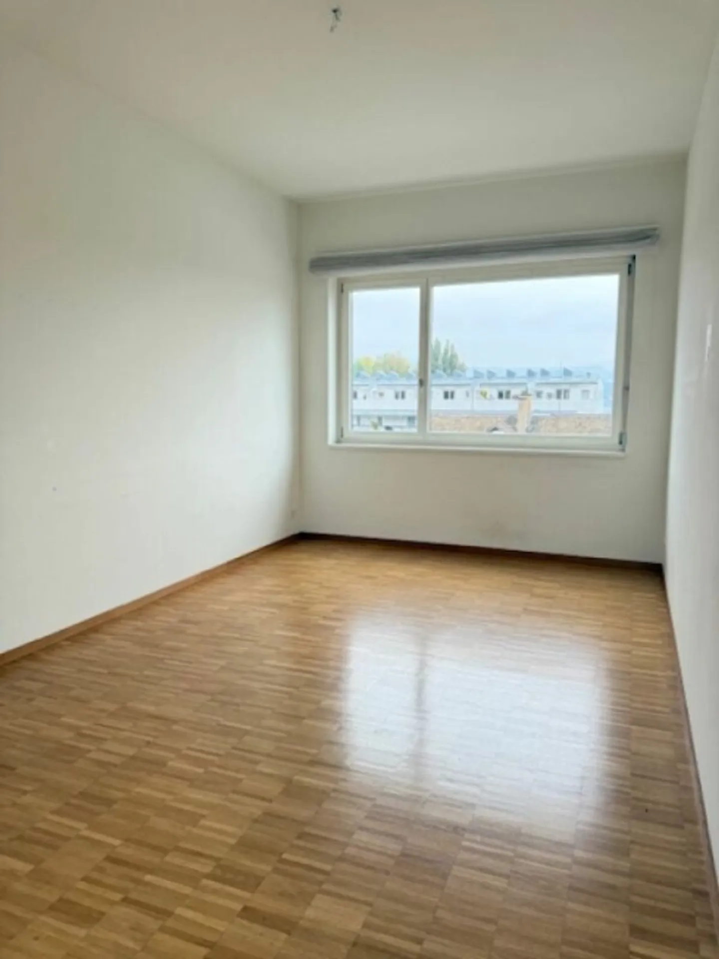 Appartement 4,5 pièces dans une rue résidentielle calme (limité à 1 an avec option de prolongation) - Photo 3 sur 8
