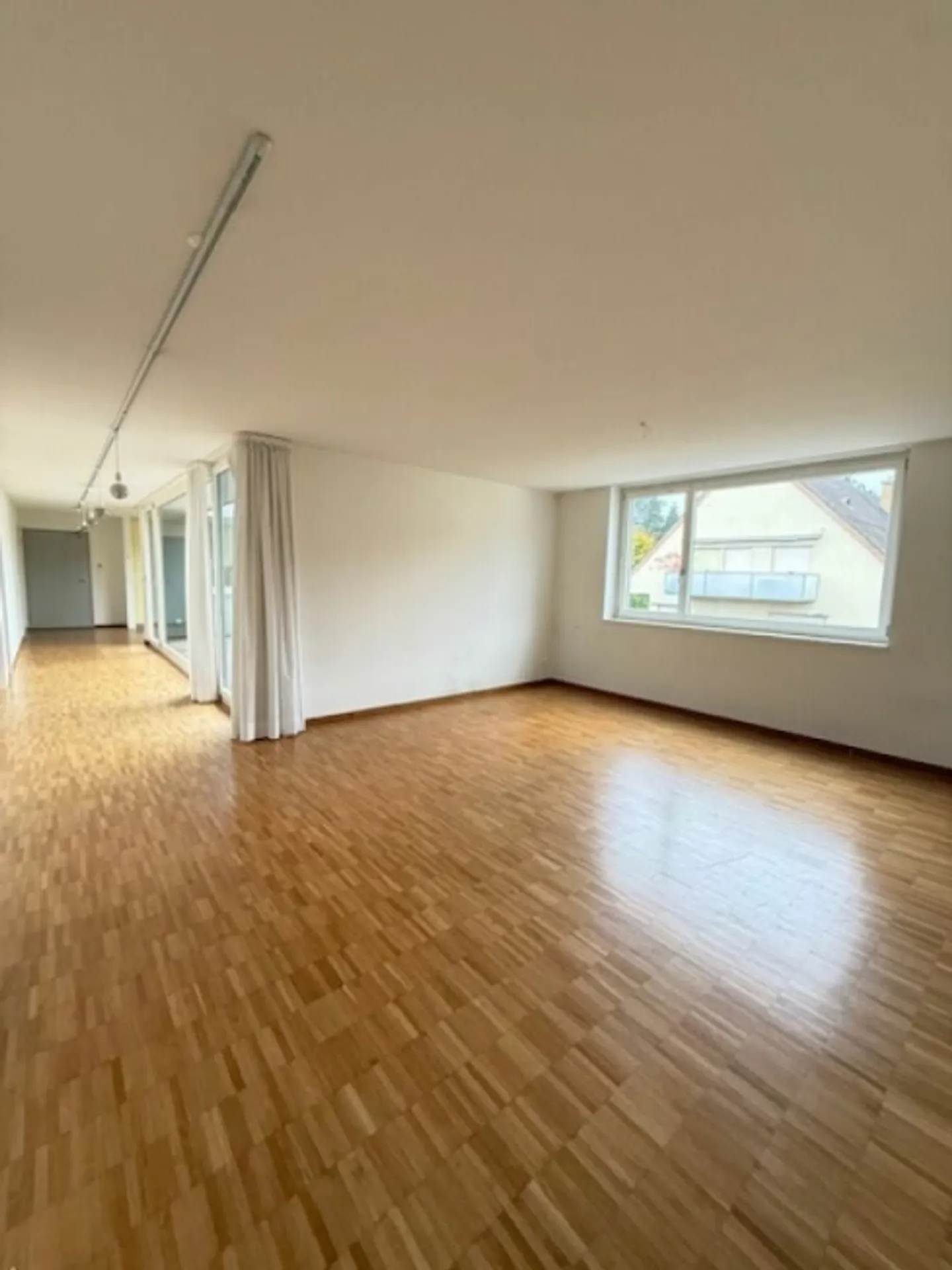 Appartement 4,5 pièces dans une rue résidentielle calme (limité à 1 an avec option de prolongation) - Photo 4 sur 8