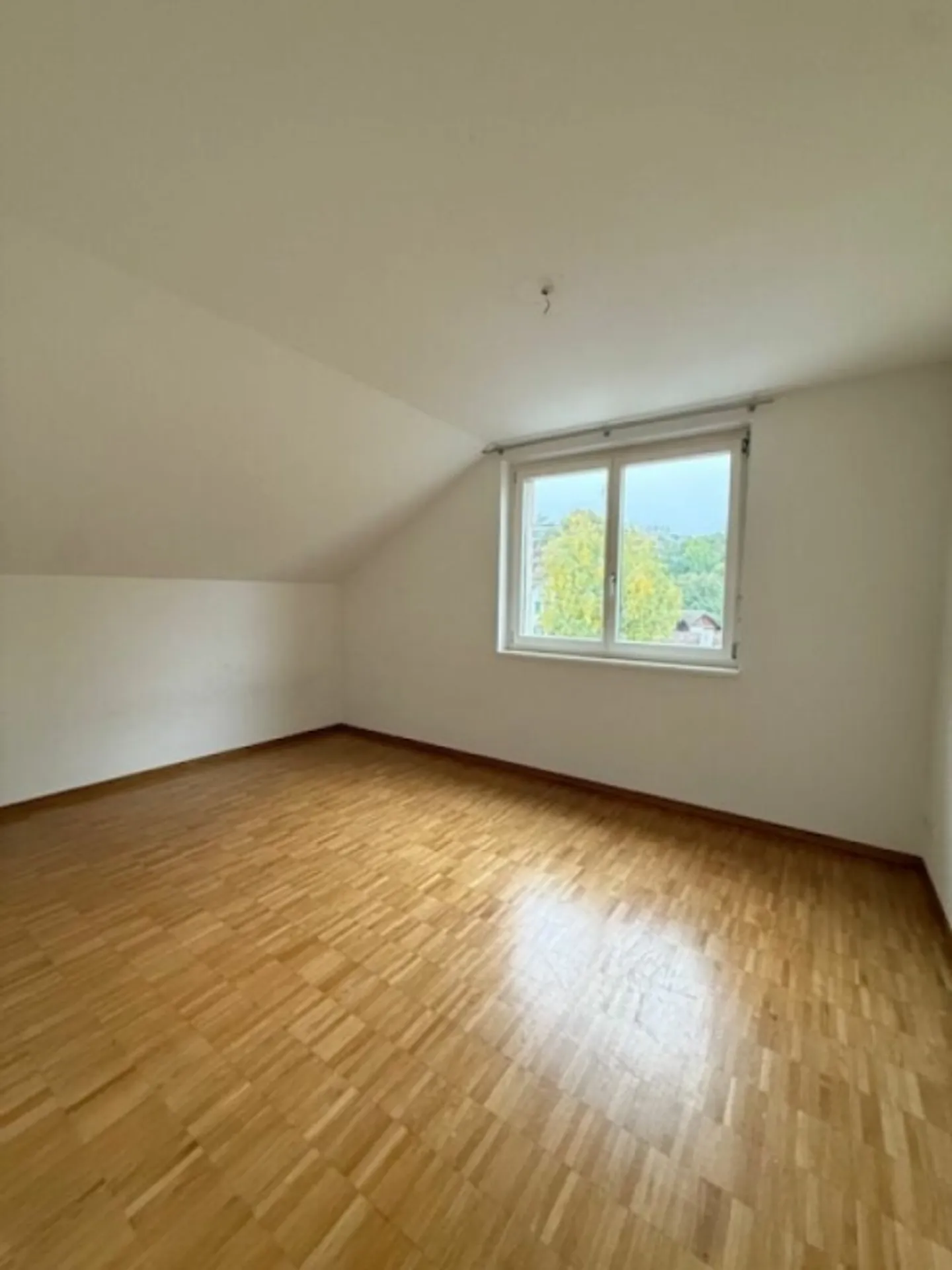 Appartement 4,5 pièces dans une rue résidentielle calme (limité à 1 an avec option de prolongation) - Photo 6 sur 8