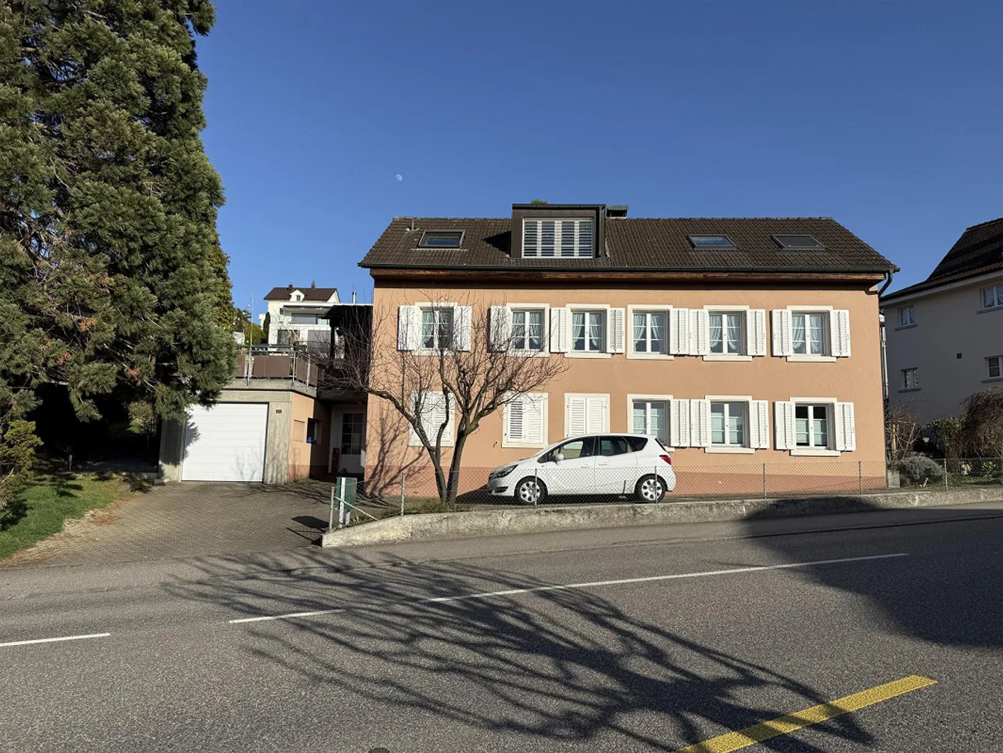 Einfamilienhaus mit Studios - Foto 1 von 2