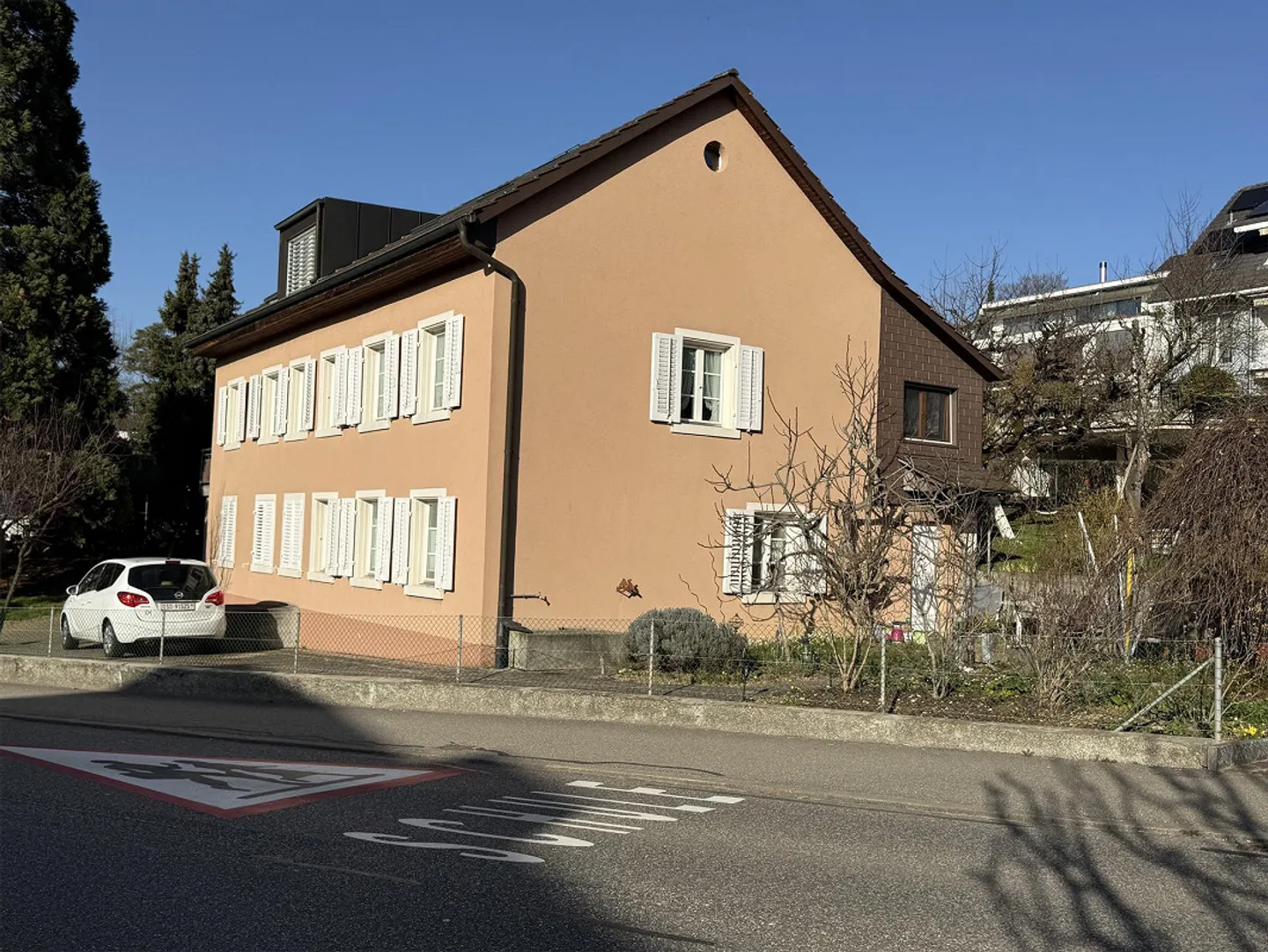 Einfamilienhaus mit Studios - Foto 2 von 2