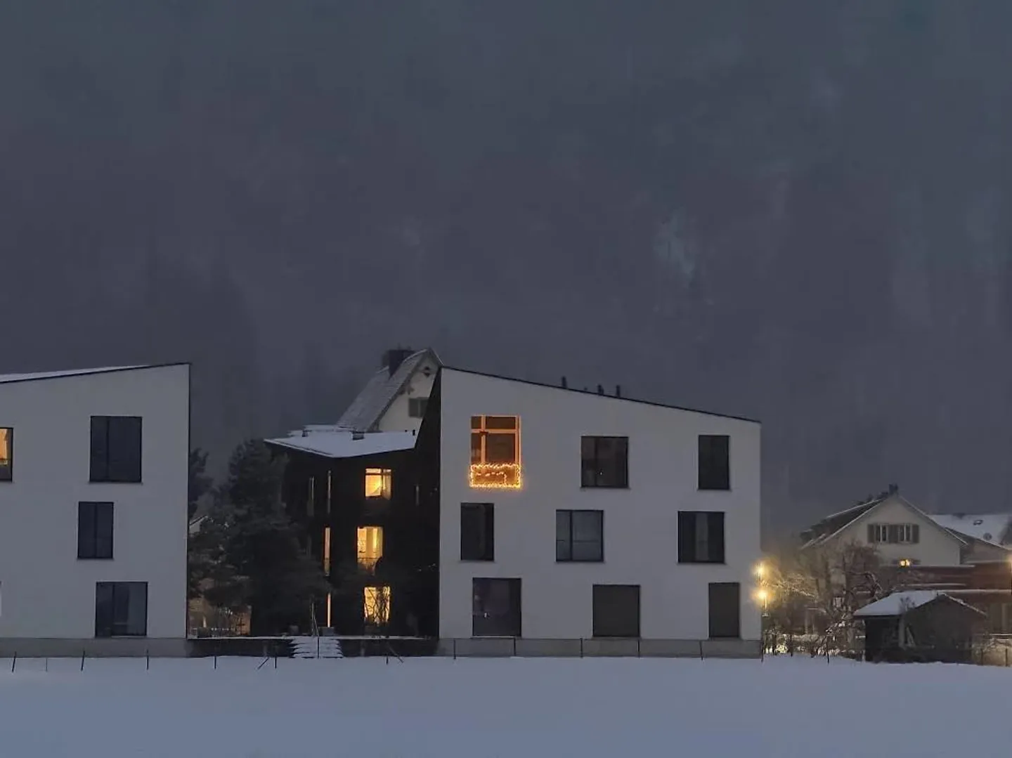 Attractive 3.5-room apartment with impressive room height and loggia - Photo 1 of 7