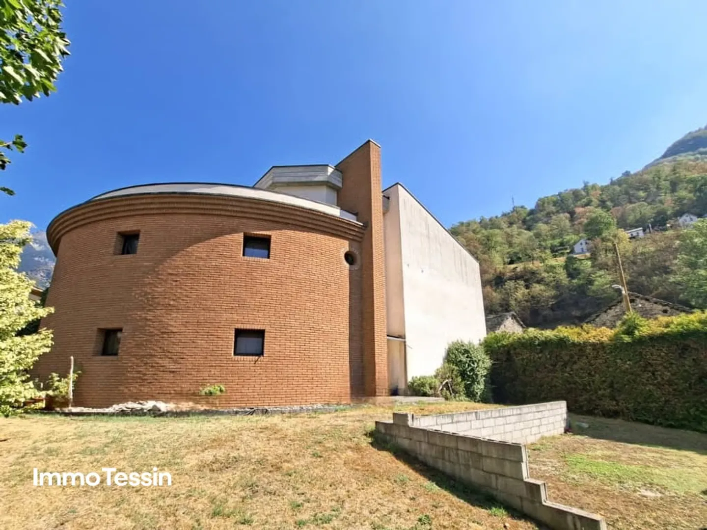 Fantastisches Mario Botta Haus im Bleniotal mit 2 Wohnungen an Top Lage mit freier Sicht in die Tessiner Bergwelt - Photo 1 of 13