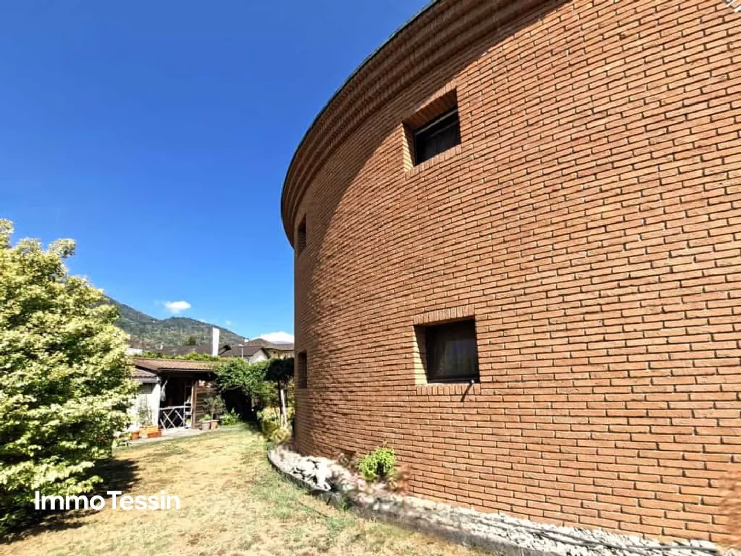 Fantastisches Mario Botta Haus im Bleniotal mit 2 Wohnungen an Top Lage mit freier Sicht in die Tessiner Bergwelt - Photo 2 of 13
