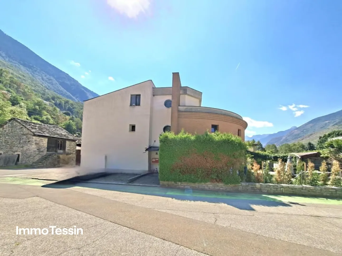 Fantastisches Mario Botta Haus im Bleniotal mit 2 Wohnungen an Top Lage mit freier Sicht in die Tessiner Bergwelt - Photo 3 of 13