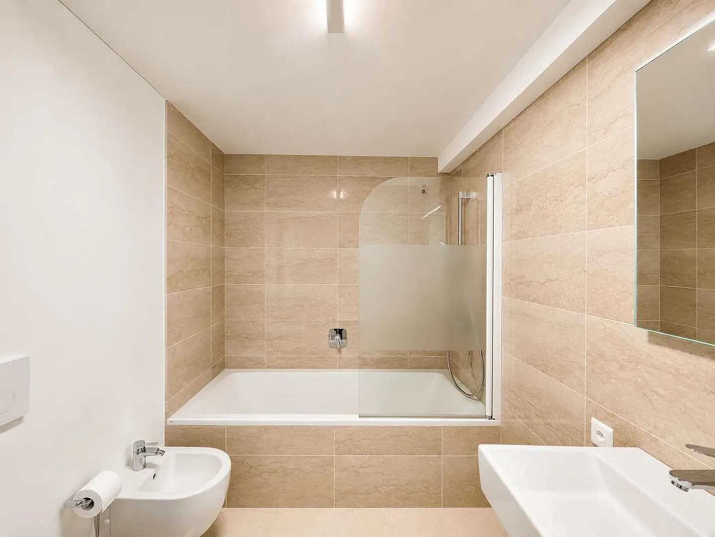 MONTAGNOLA - EXCLUSIVE DUPLEX FOR SALE 5.5 ROOMS WITH LAKE VIEW - Photo 10 of 13