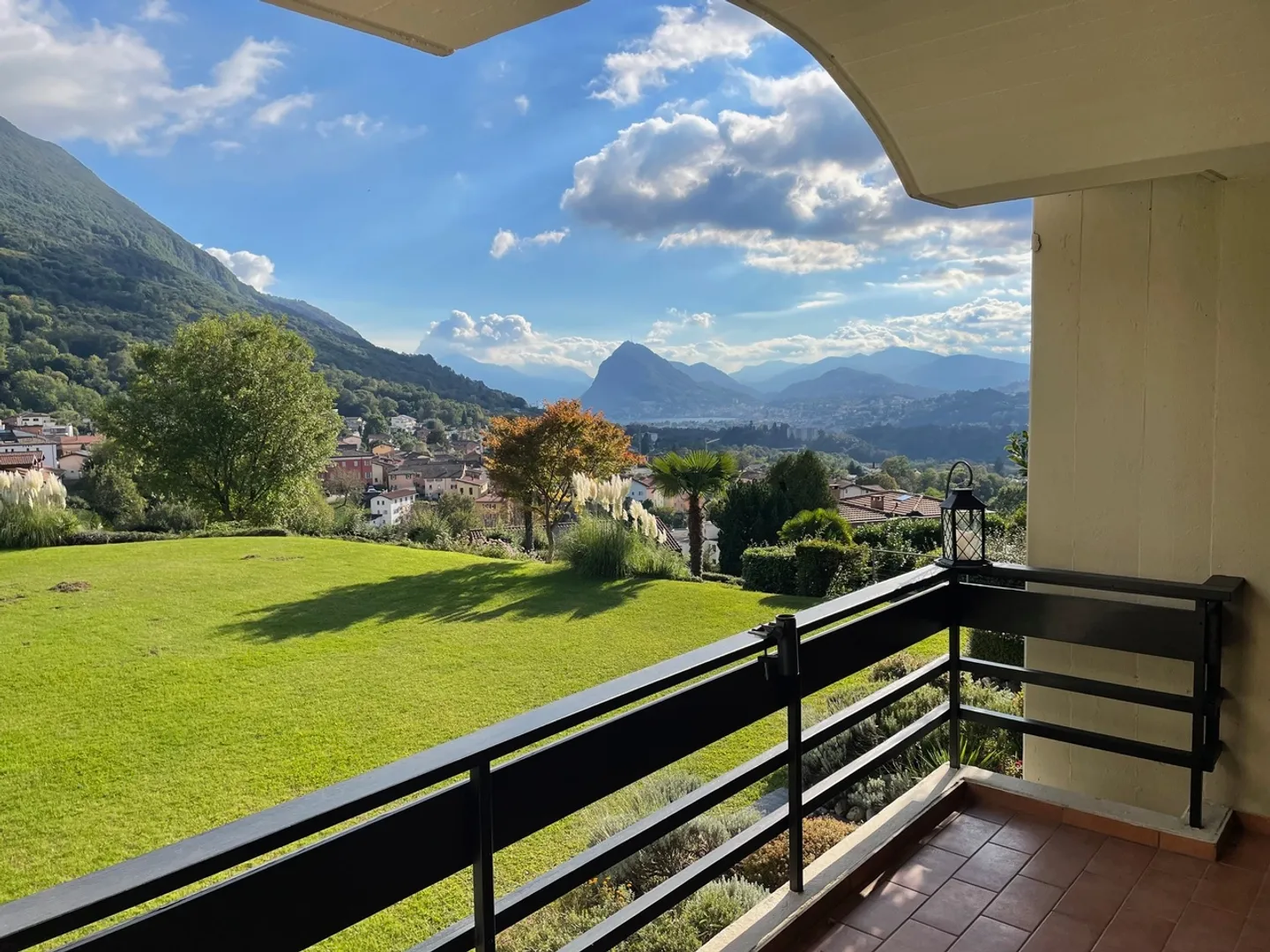 Charming Lakeview Apartment - Photo 2 of 10