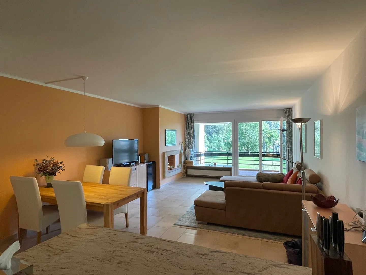 Charming Lakeview Apartment - Photo 6 of 10