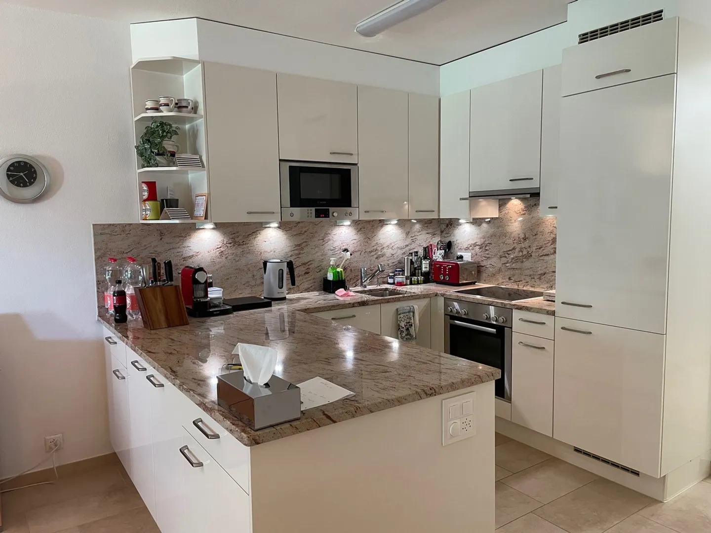 Charming Lakeview Apartment - Photo 8 of 10