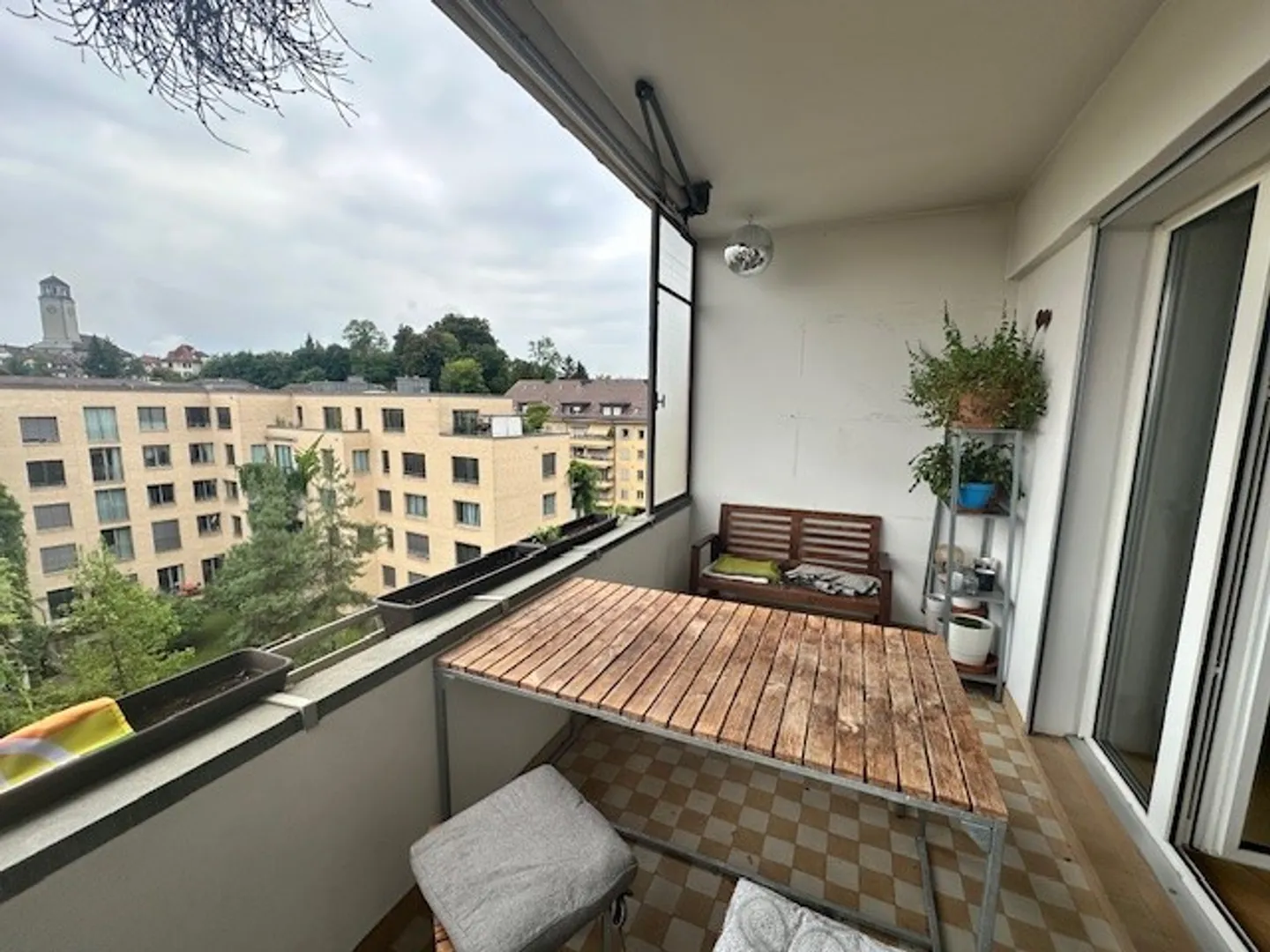Charmante appartement 3 pièces avec une vue magnifique dans la ville de Berne - Photo 2 sur 8