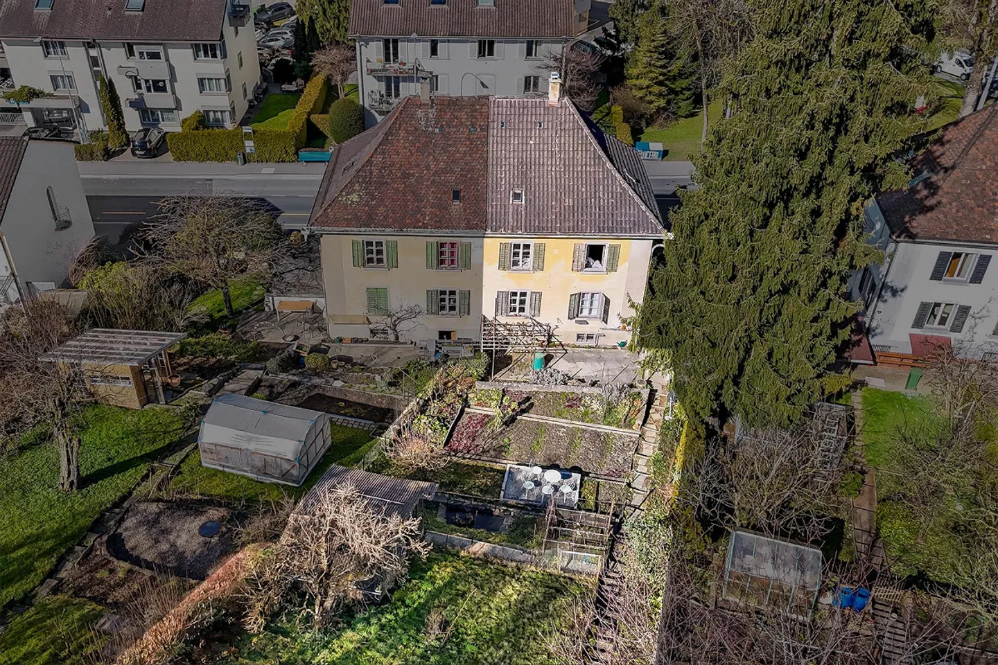 Edificio storico con fascino e molto spazio esterno - Foto 2 di 10