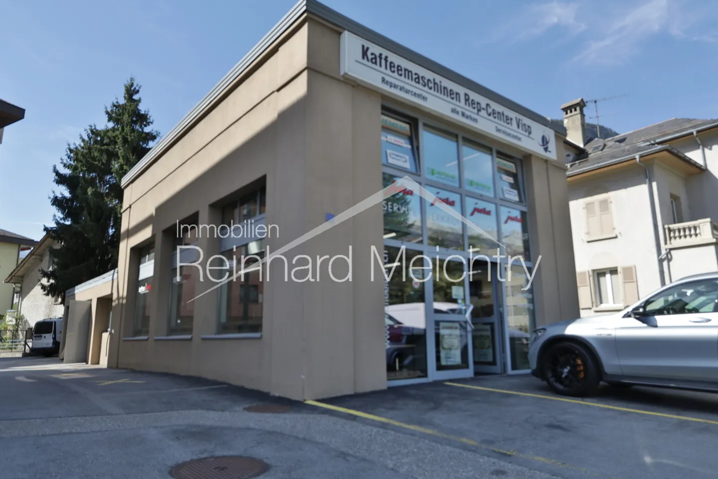 Negozio con ufficio sul retro in affitto in una posizione privilegiata - Foto 1 di 22