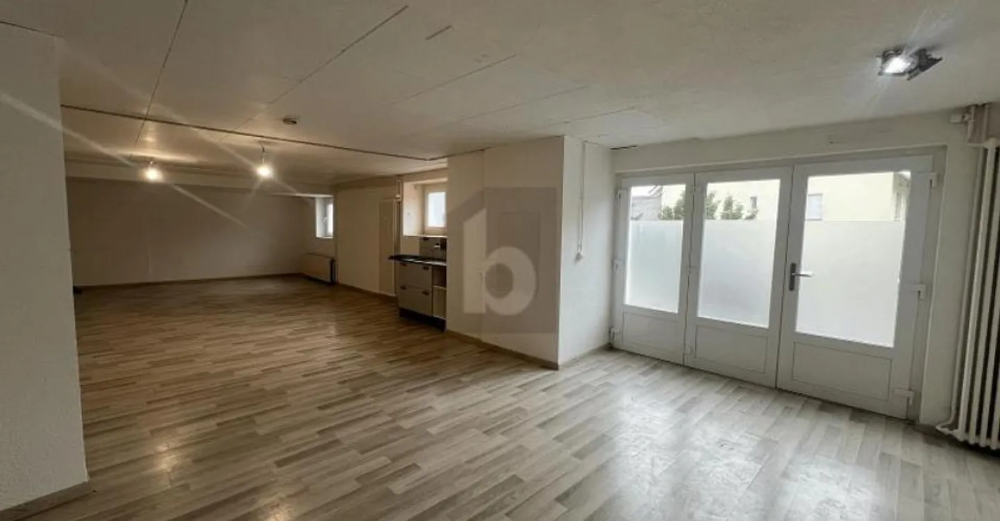 Geräumige Gewerbefläche mit Garage - Foto 2 von 5
