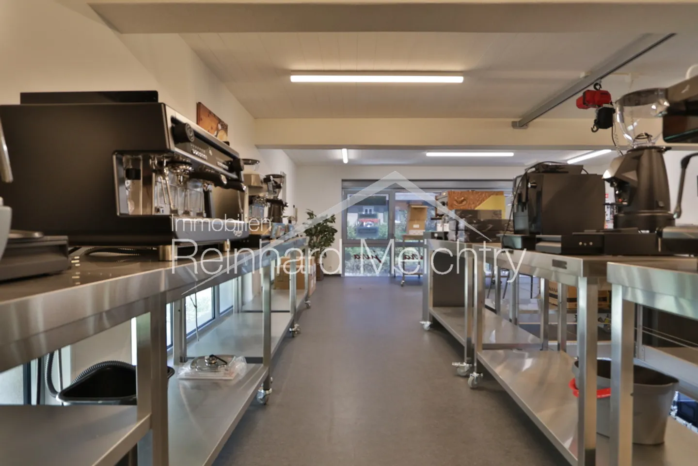Negozio con ufficio sul retro in affitto in una posizione privilegiata - Foto 11 di 22