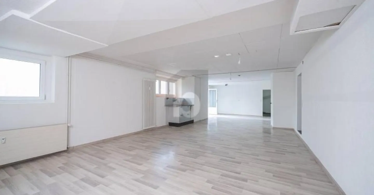 Geräumige Gewerbefläche mit Garage - Foto 1 von 5