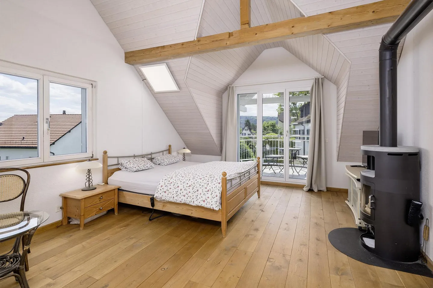 Stylish refuge for comfort and enjoyment - Photo 4 of 7