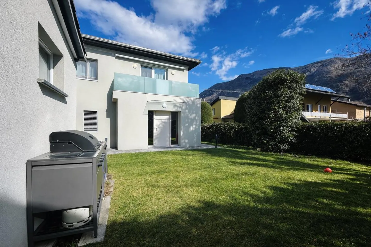 BELLINZONA - SPLENDID AND MODERN TWO-FAMILY PROPERTY - Photo 3 of 13