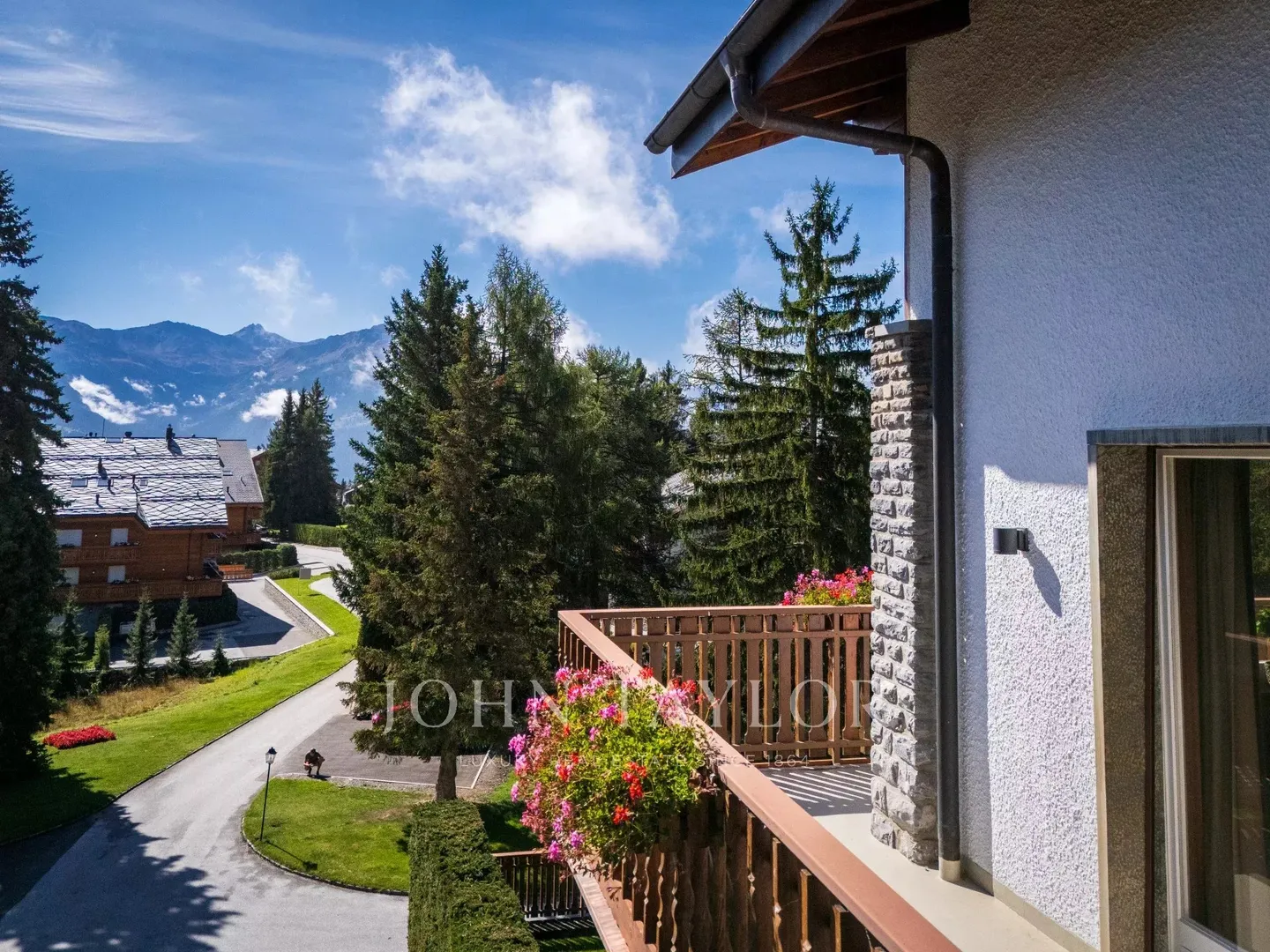 CRANS-MONTANA Near Center - Bright 4.5-Room Apartment + 1 Chamber Room, Stunning View, Balcony, Garage - Photo 1 of 11