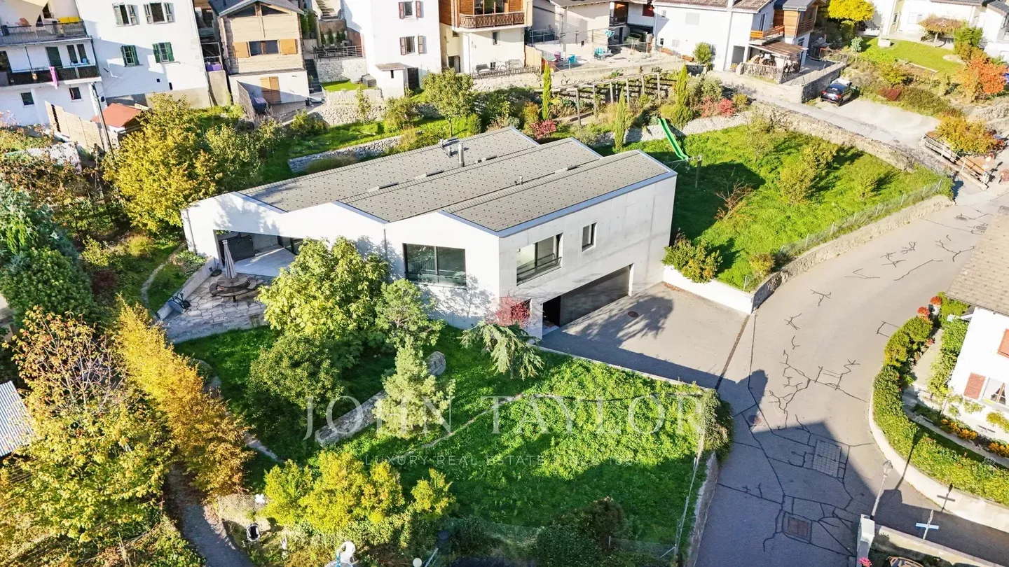 Extraordinary Architect Villa in Fully - Photo 2 of 17