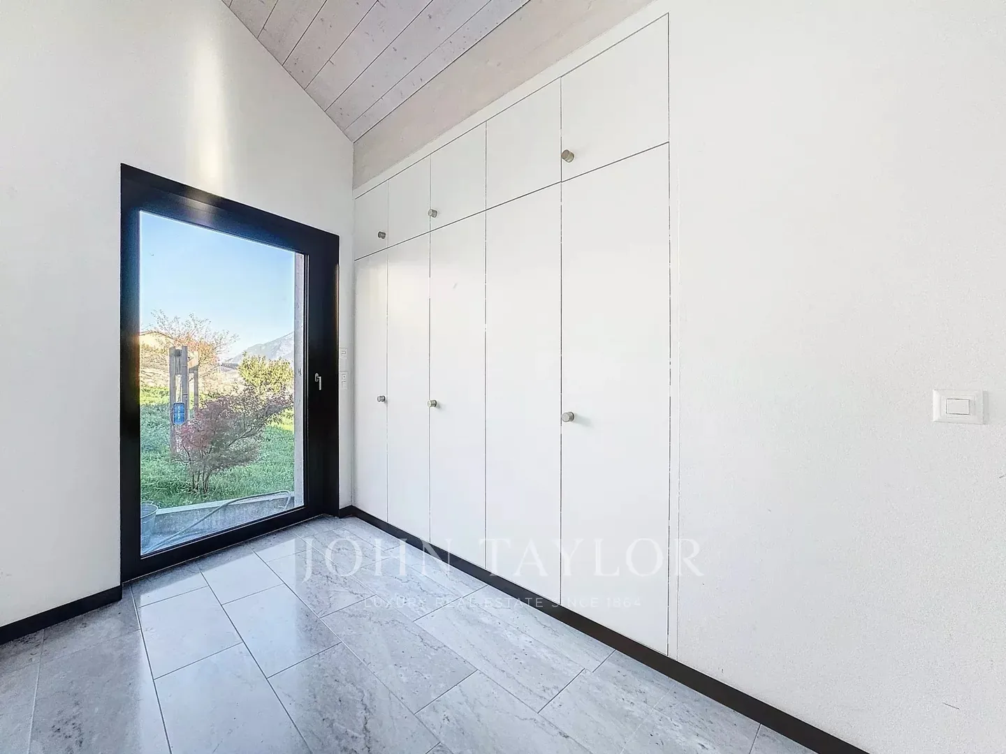 Extraordinary Architect Villa in Fully - Photo 10 of 17