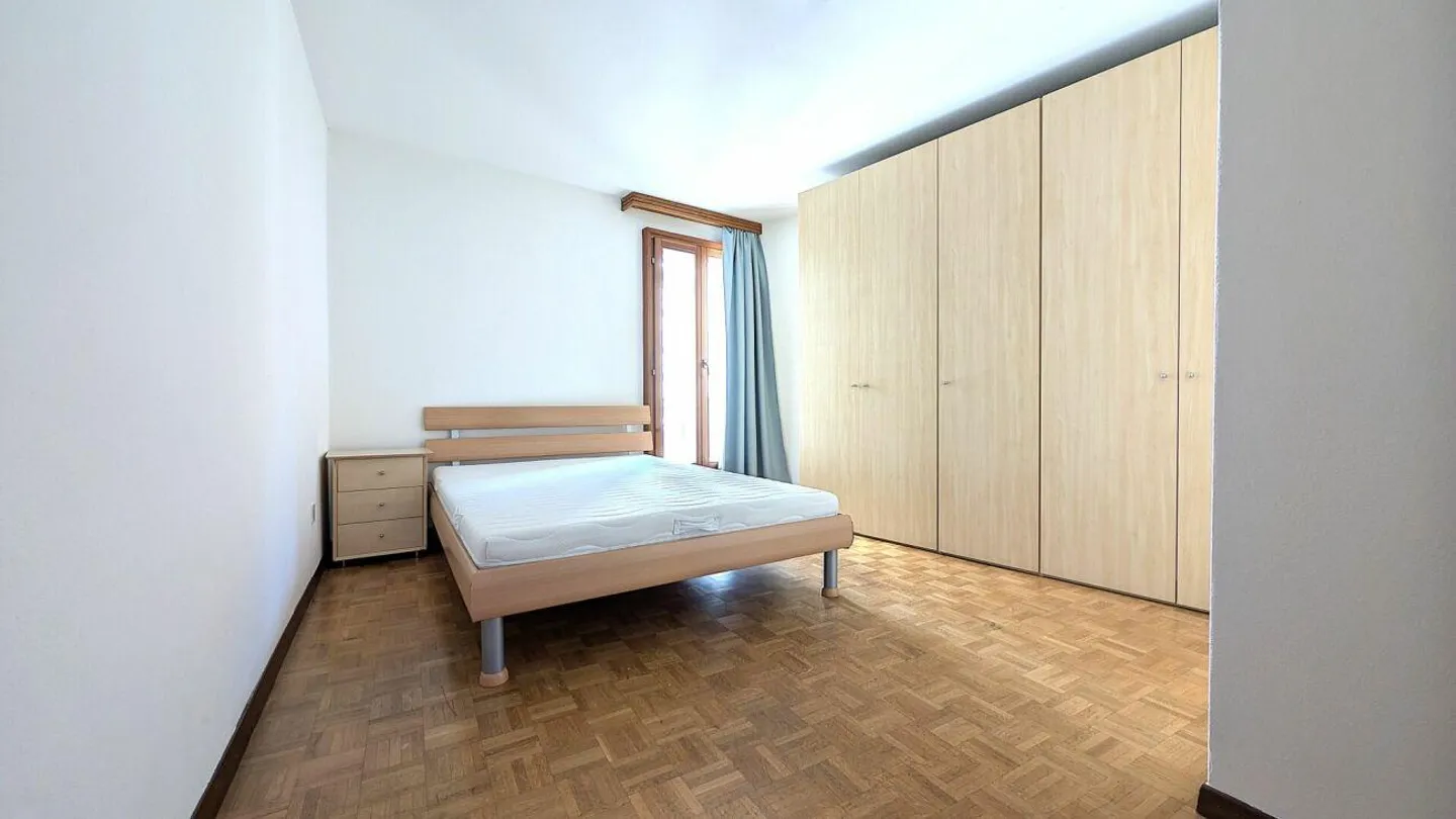 Atmosphère unique avec cheminée et agencement personnalisable - Photo 6 sur 8