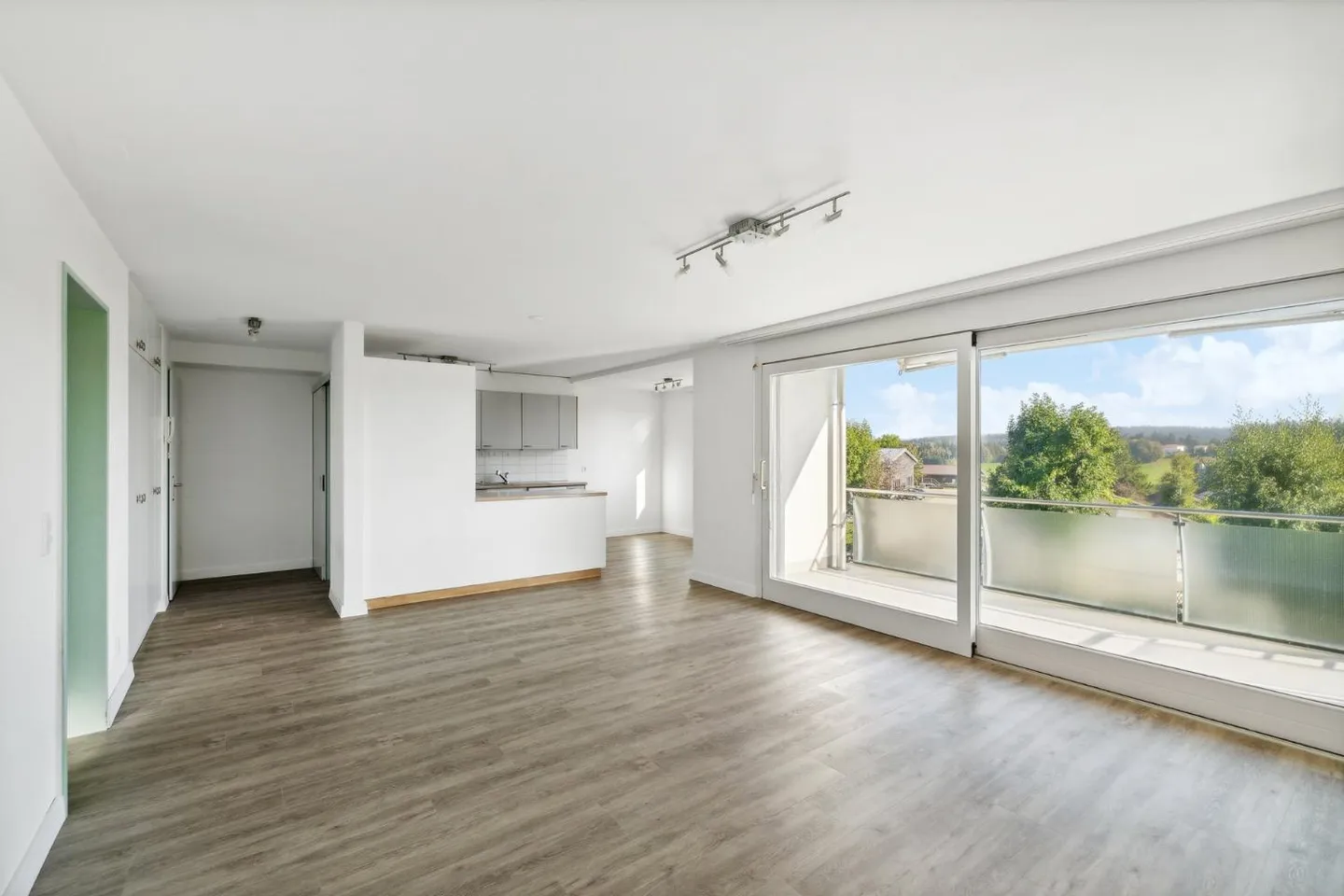 Geräumige Wohnung mit Balkon - Foto 3 von 8