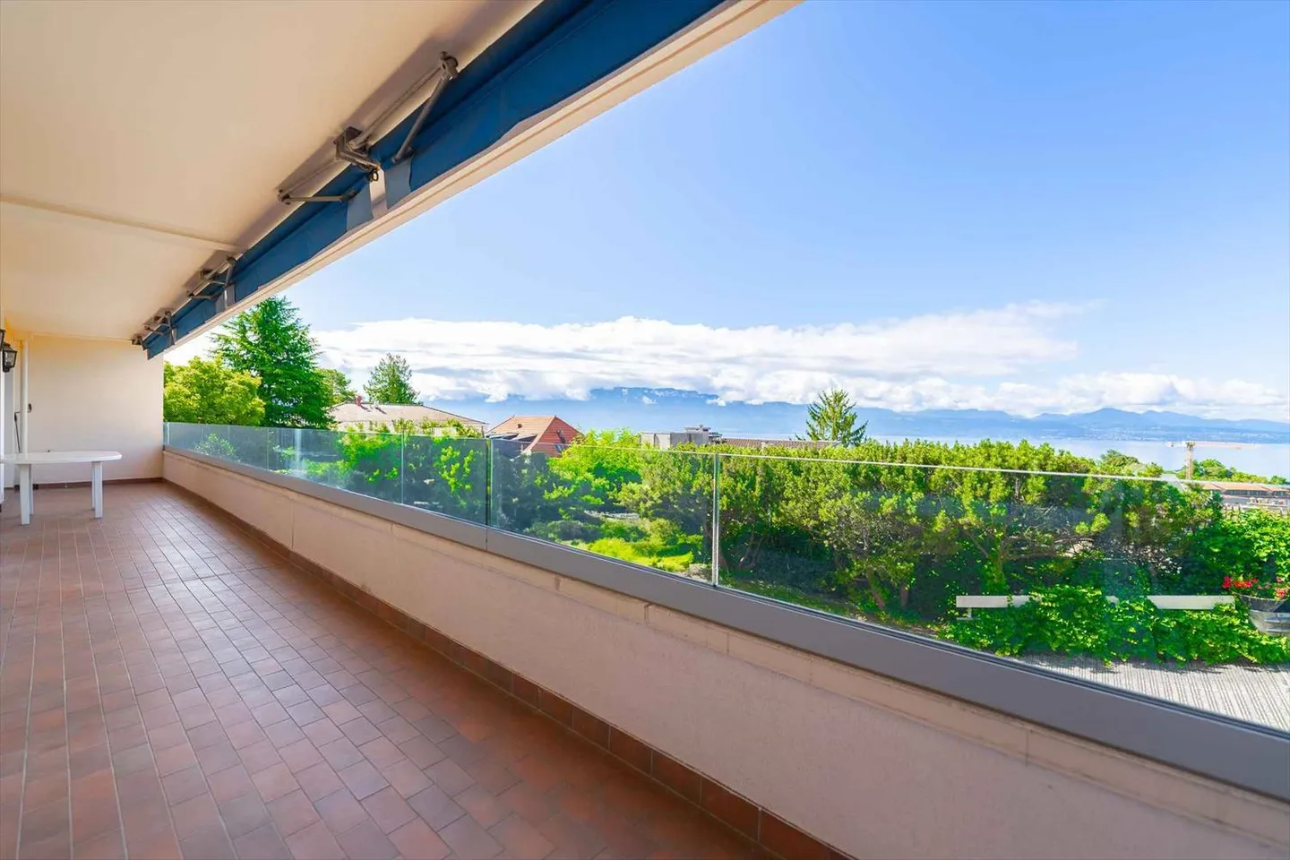 Appartamento spazioso con vista lago - Foto 1 di 12