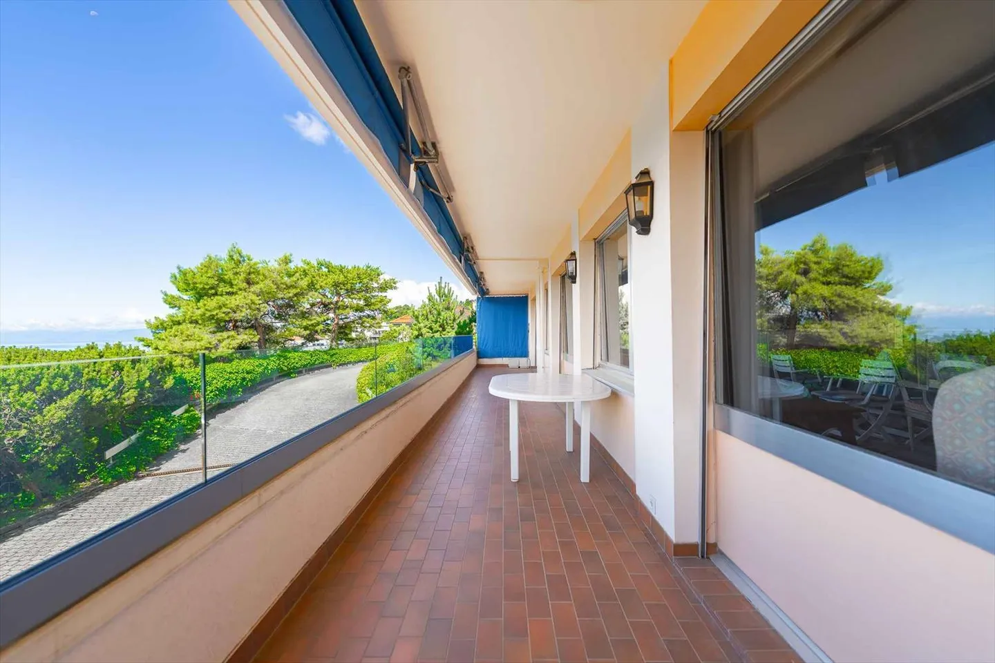 Appartamento spazioso con vista lago - Foto 2 di 12