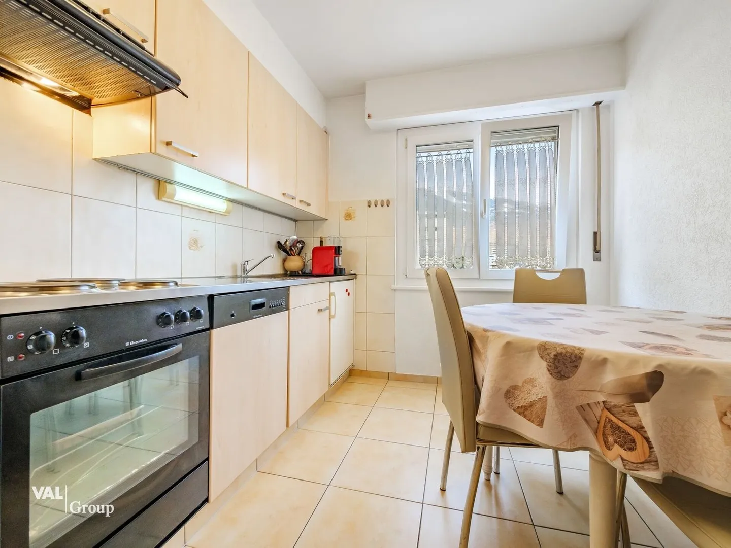 Charming 3.5 Room Apartment in Conthey - Ideal Setting and Guaranteed Comfort! - Photo 3 of 9