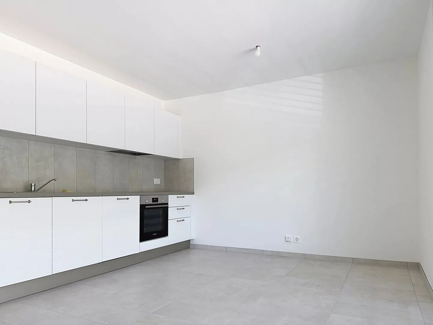Charming Studio with Balcony - Photo 3 of 10