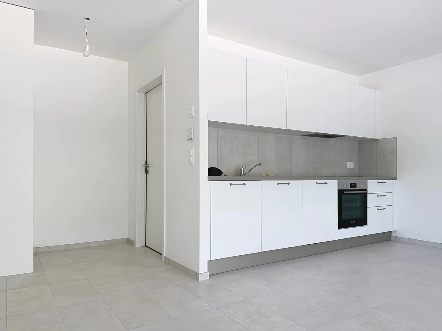Charming Studio with Balcony - Photo 4 of 10