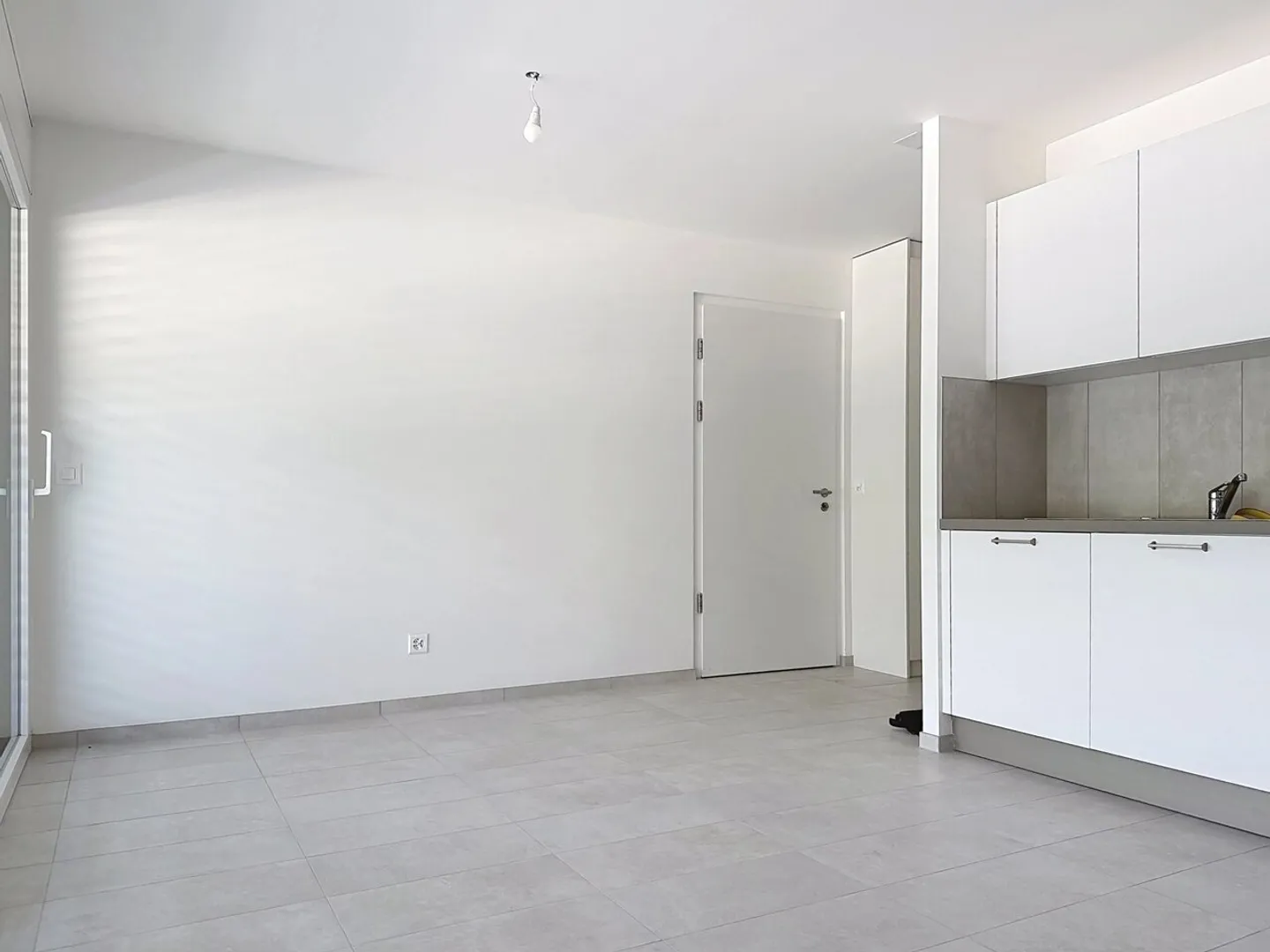 Charming Studio with Balcony - Photo 5 of 10