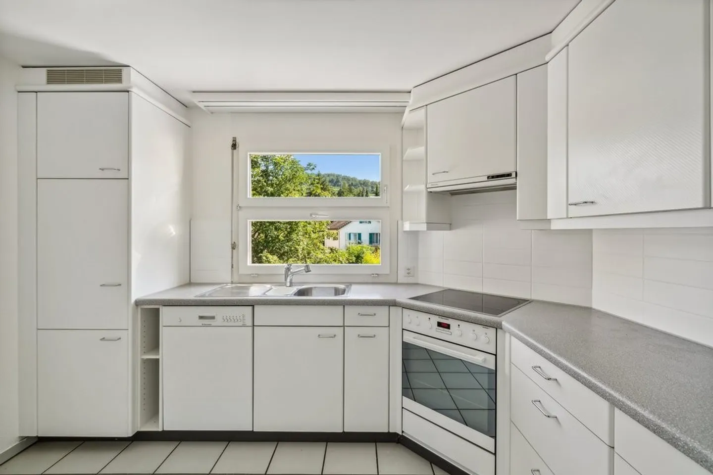 Central and Quiet Maisonette Apartment! - Photo 4 of 11