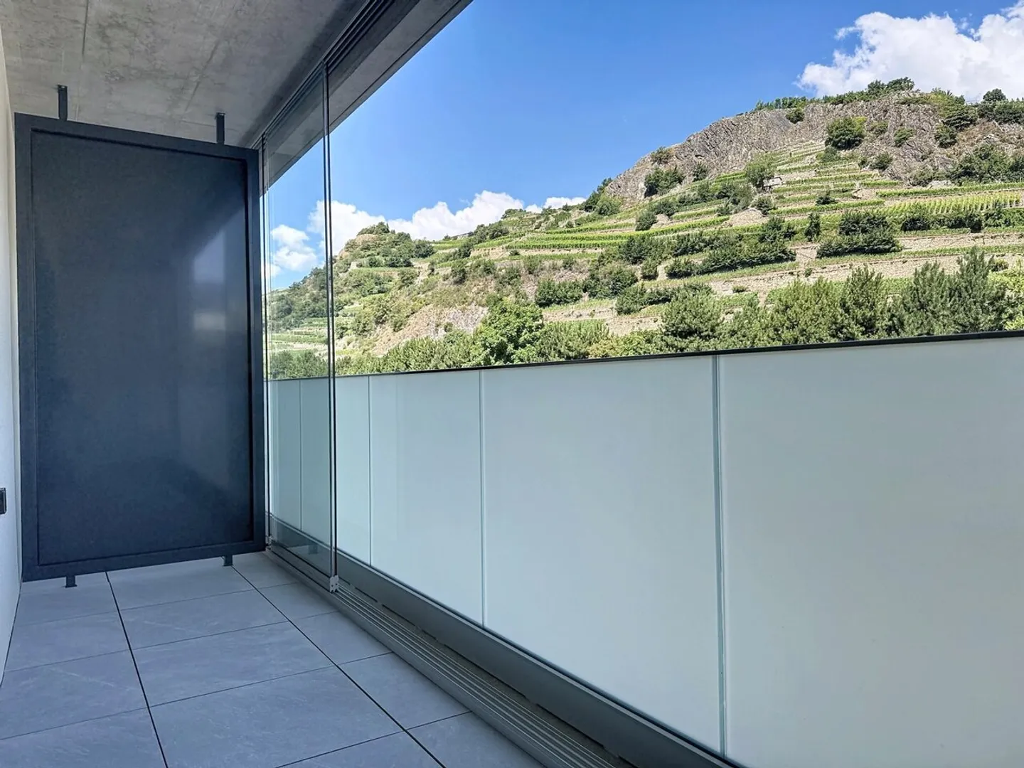 Charming Studio with Balcony - Photo 9 of 10