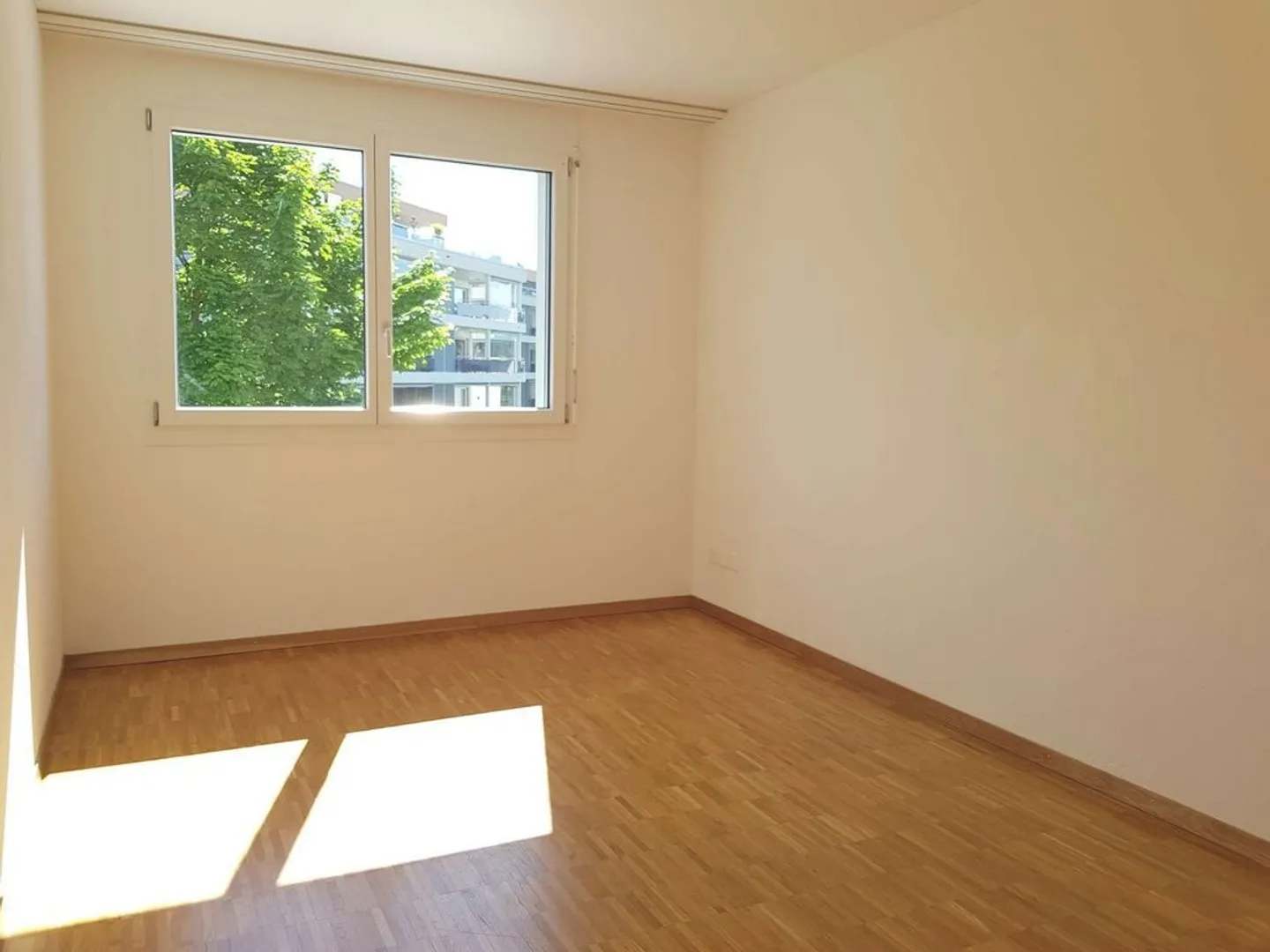 Spacious, modern apartment in a family-friendly neighborhood - Photo 4 of 8