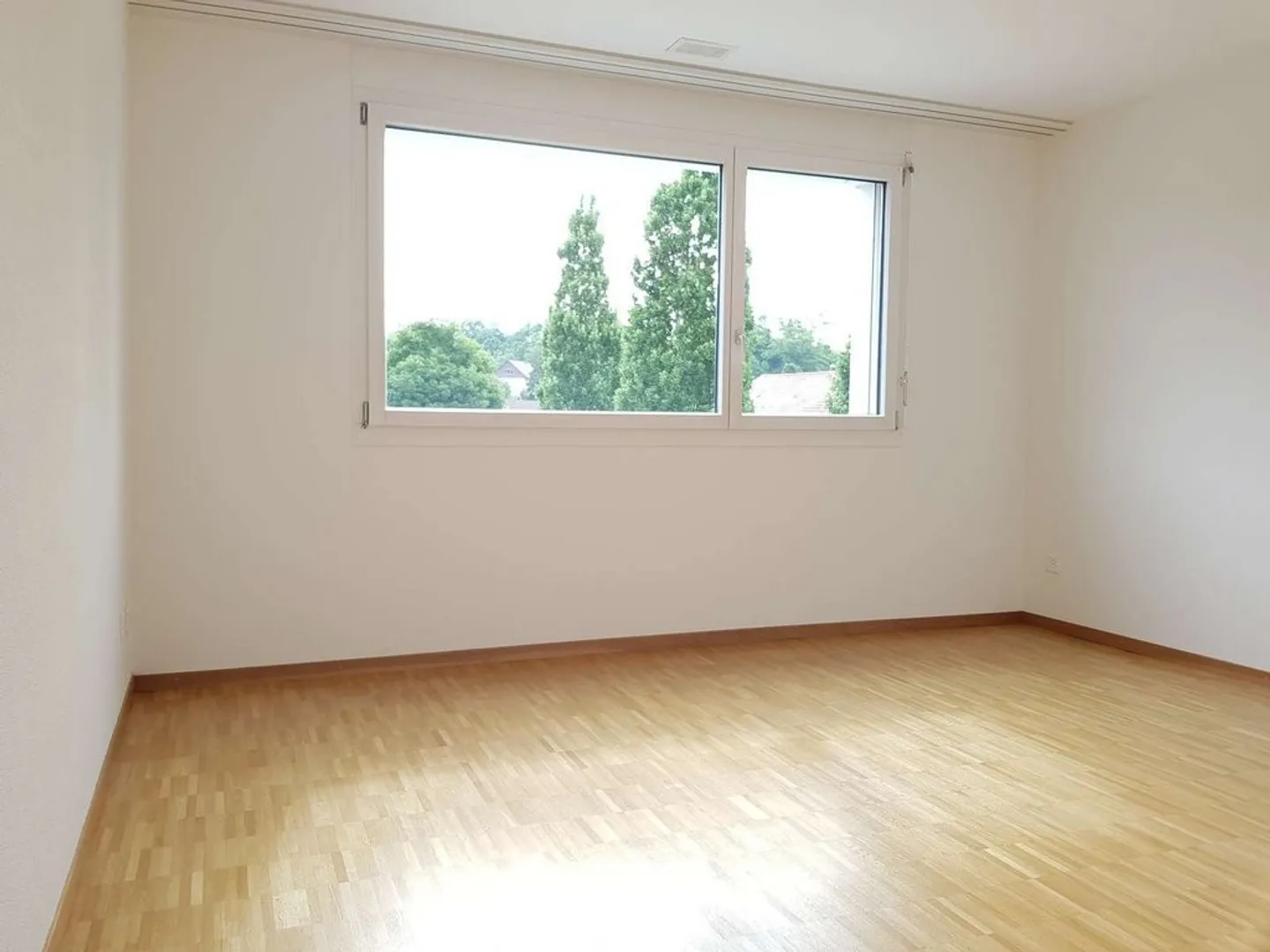 Spacious, modern apartment in a family-friendly neighborhood - Photo 5 of 8