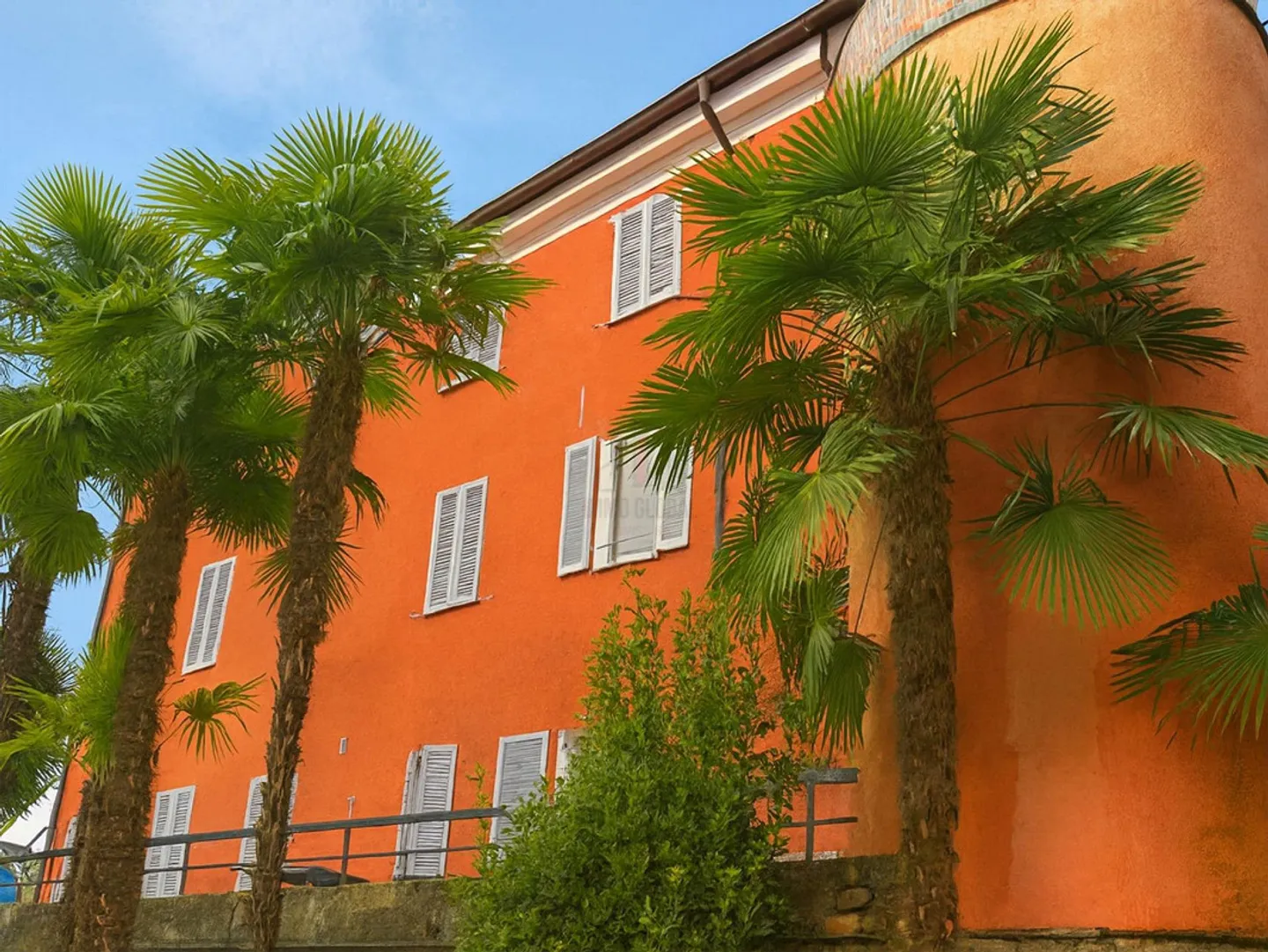 KLEINES RENOVIERTES GEBÄUDE MIT GARANTIERTEM EINKOMMEN - Foto 1 von 13