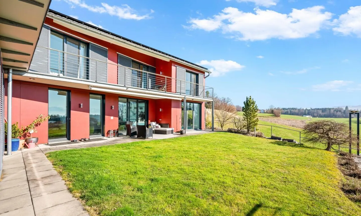 Exclusive single-family house with a wide view in an idyllic location - Photo 3 of 11